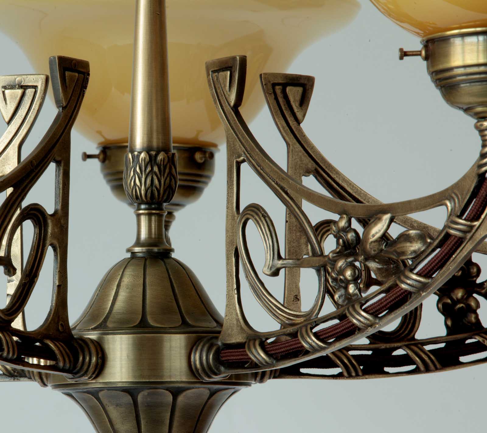 Five Arm Art Nouveau Chandelier with Opal Glass Shades: Antik handpatiniert (Altmessing) und Opalglas „Crème“