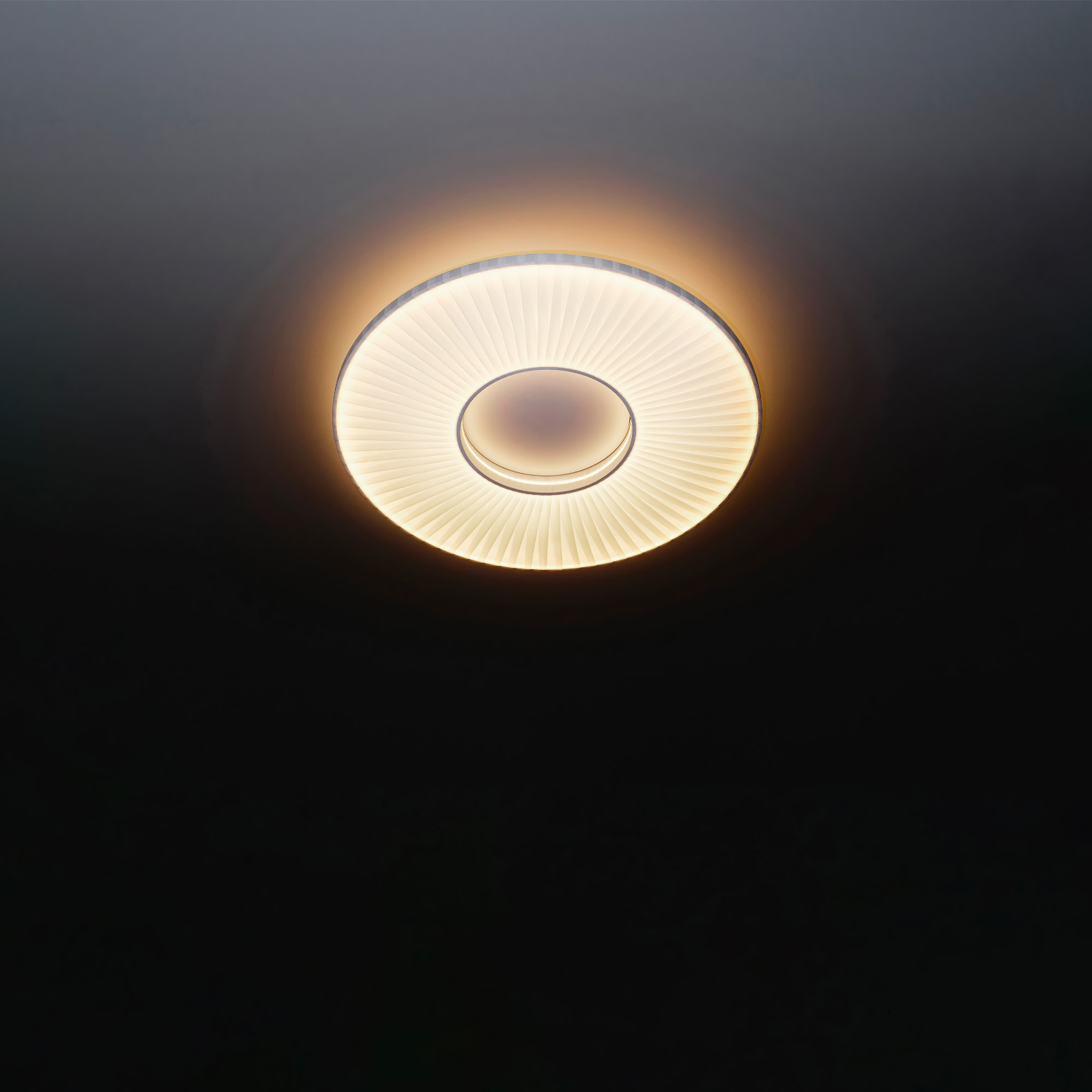 Large Ceiling Light IRIS Made of Polyester Taffeta, Ø 60/80 cm: Das kleinere Modell mit 60 cm Durchmesser (angeschaltet)