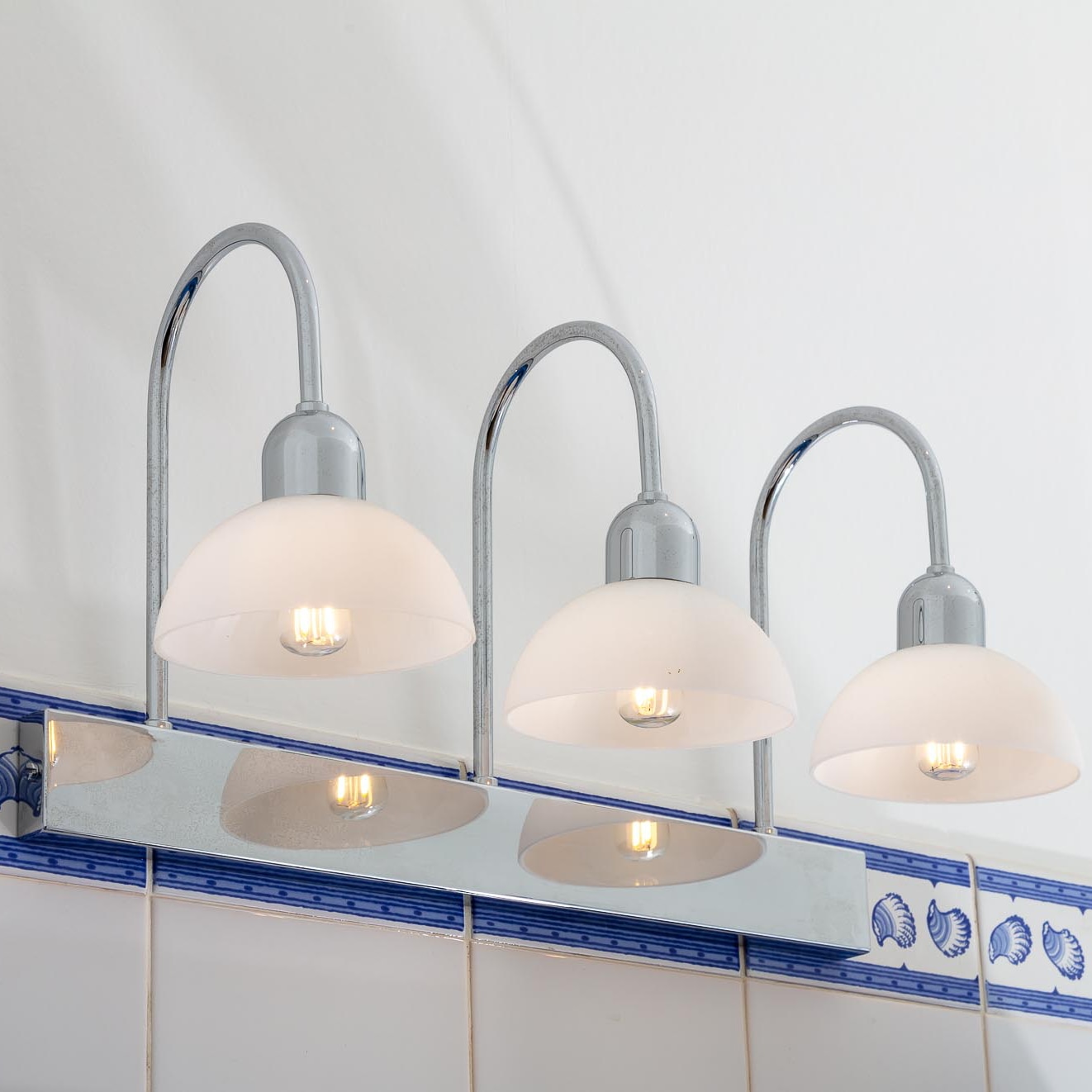 Französische Bogen-Wandleuchte mit drei Glasschirmen