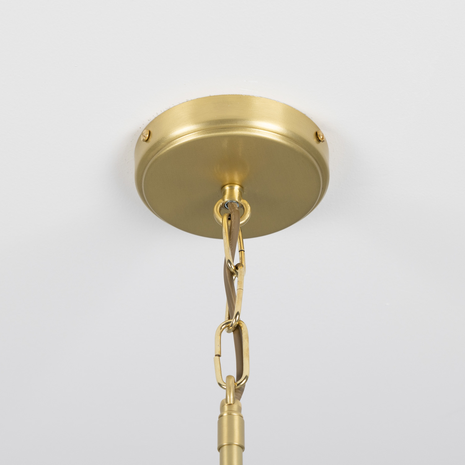 Modern Chandelier with Eight Brass Arms and Candle Bulbs: Messing satiniert