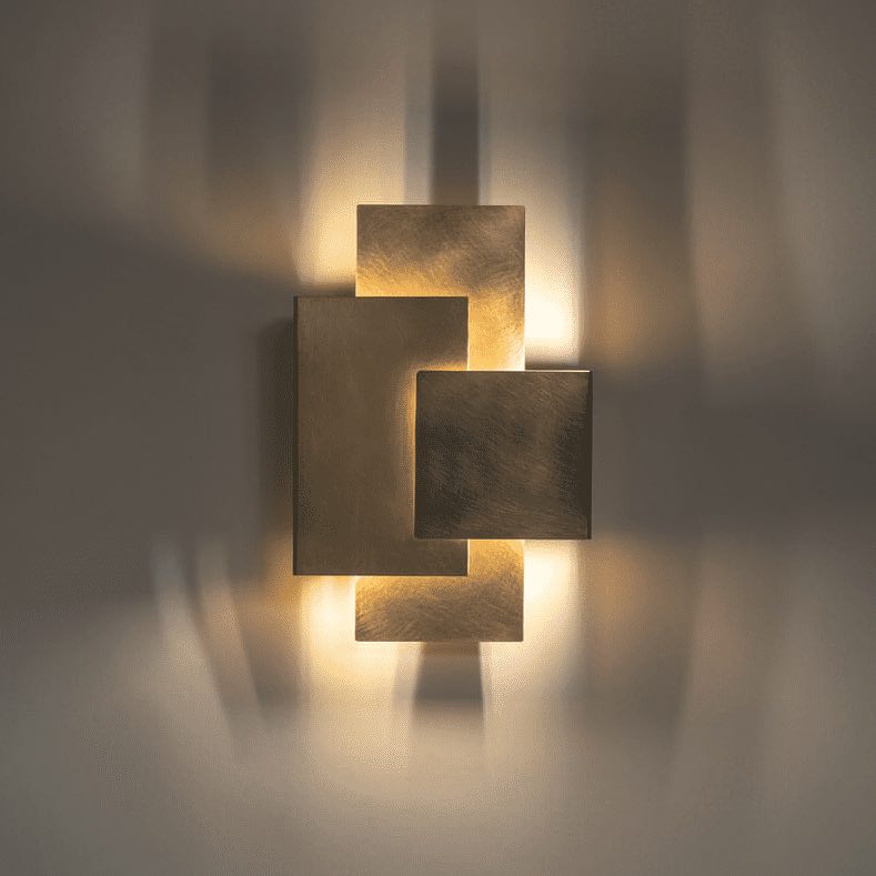 Geometrisches Schattenspiel: Messing-Wandleuchte PORTEFEUILLE