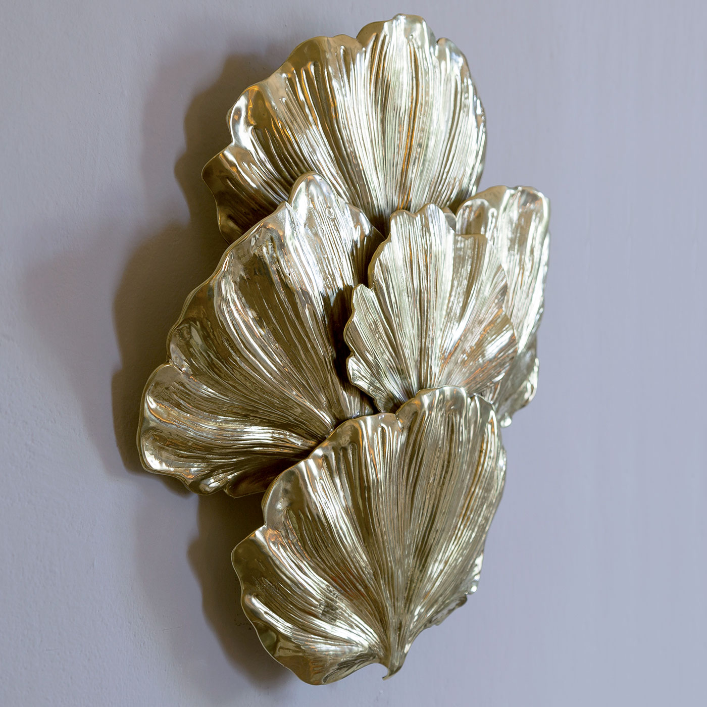 Große Messing-Wandleuchte aus stilisierten Gingko-Blättern (zwei Modelle)