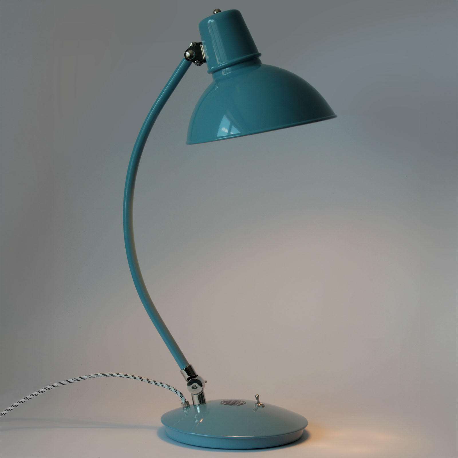 Große Bauhaus-Tischleuchte FRANKFURT: Hier in Pastellblau (RAL 5024)