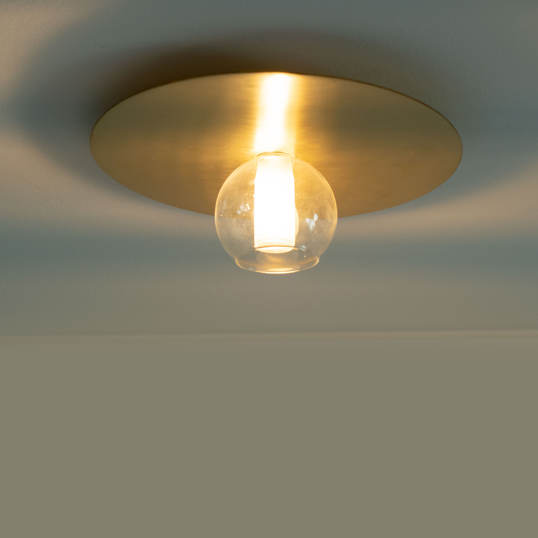 Scheiben-Wandleuchte DISHY, Design in Messing und Glas