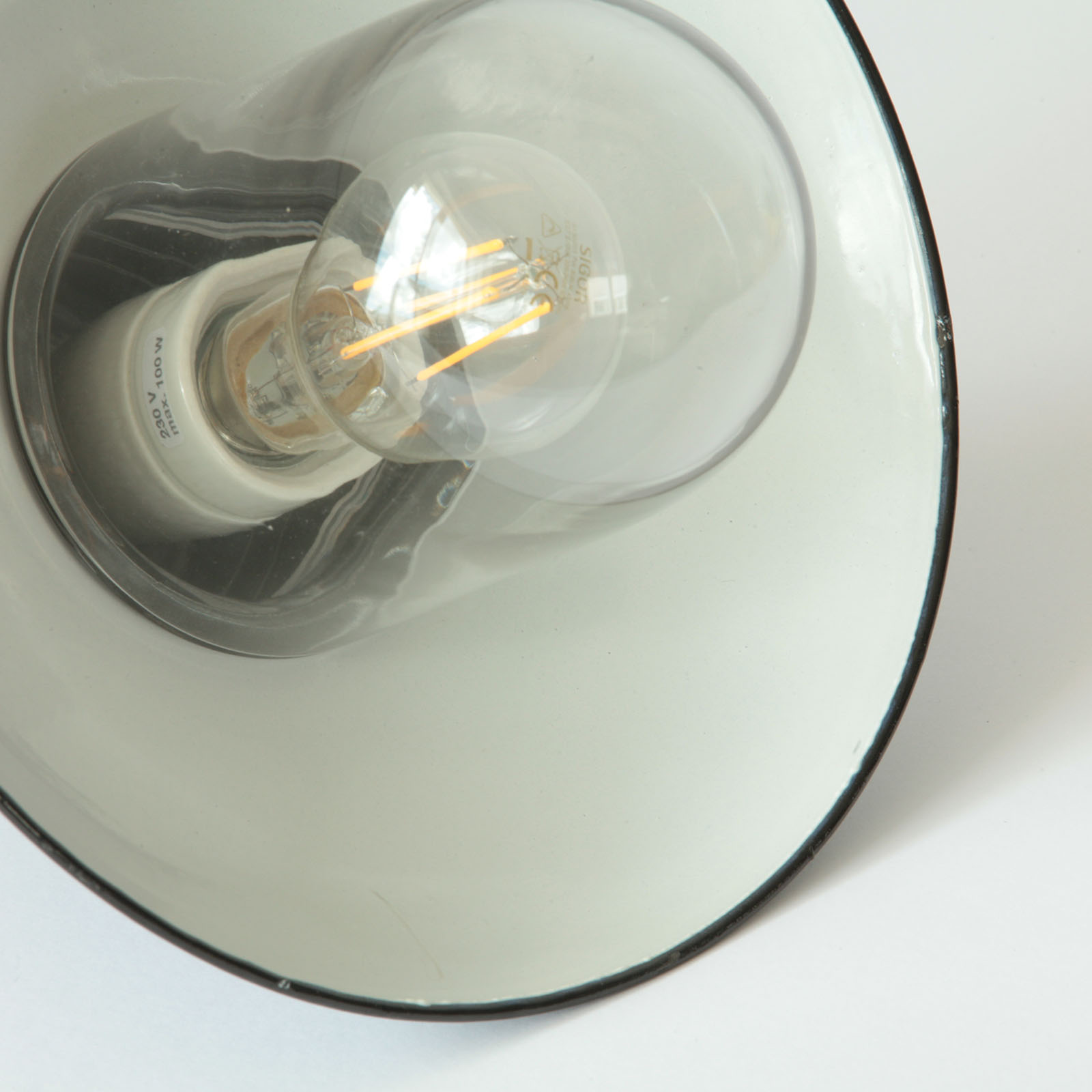 Unique Pieces with Antique Enamel Shades: Mainz Pendant Lamp 260 mm: Die emaillierten Schirme sind Einzelstücke mit Gebrauchs- und Lagerspuren
