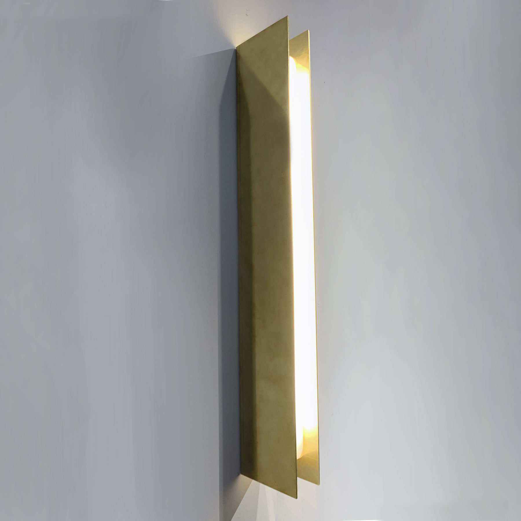 Vertikale Design-Wandleuchte CASE aus Messing