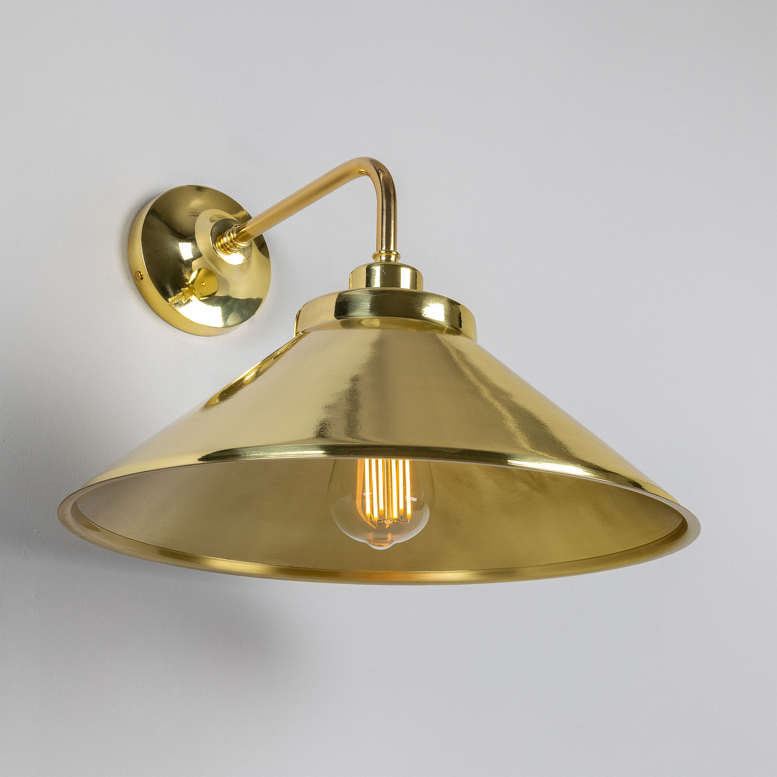 Nostalgic brass wall sconce with brass coolie shade: Messing poliert