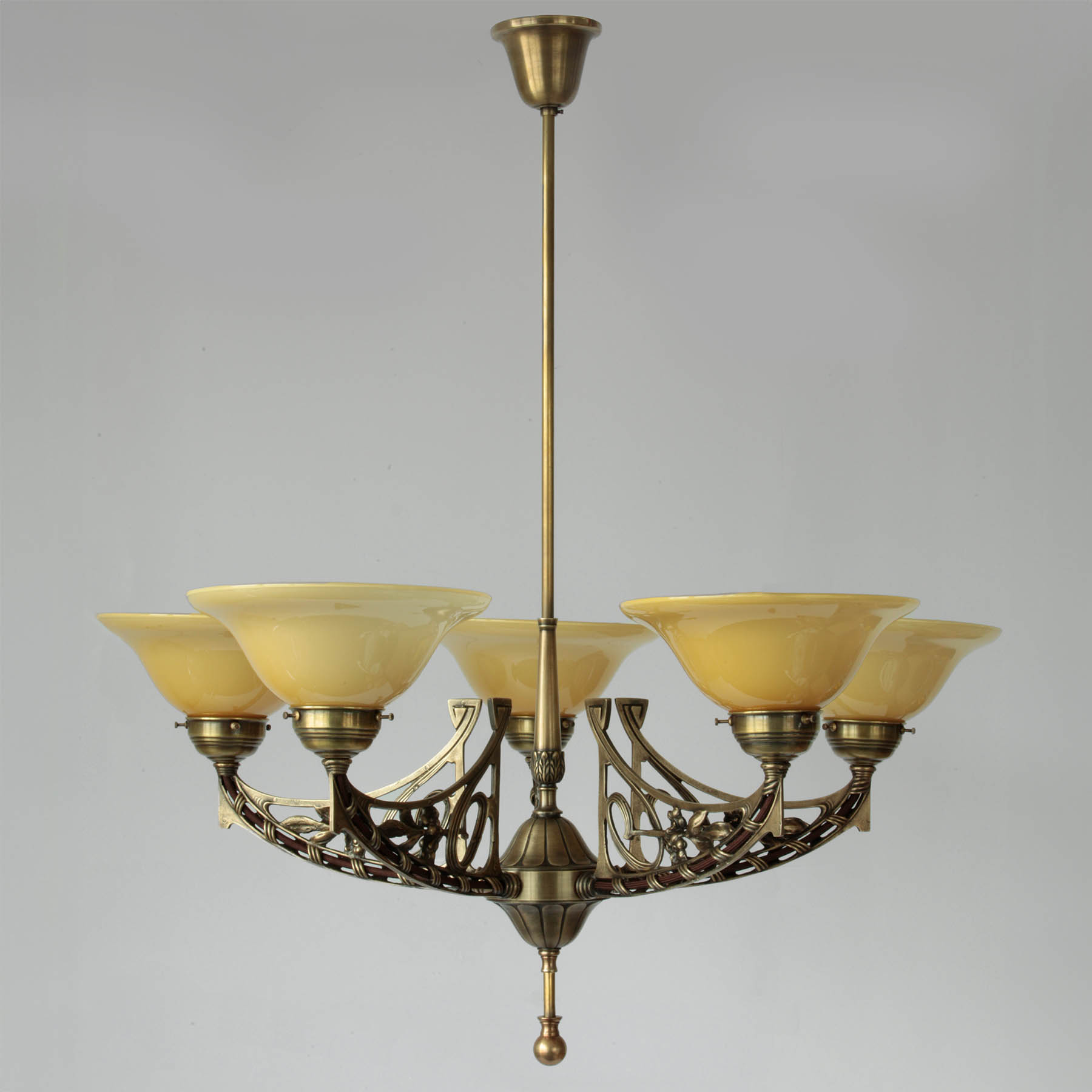 Five Arm Art Nouveau Chandelier with Opal Glass Shades: Antik handpatiniert (Altmessing) und Opalglas „Crème“