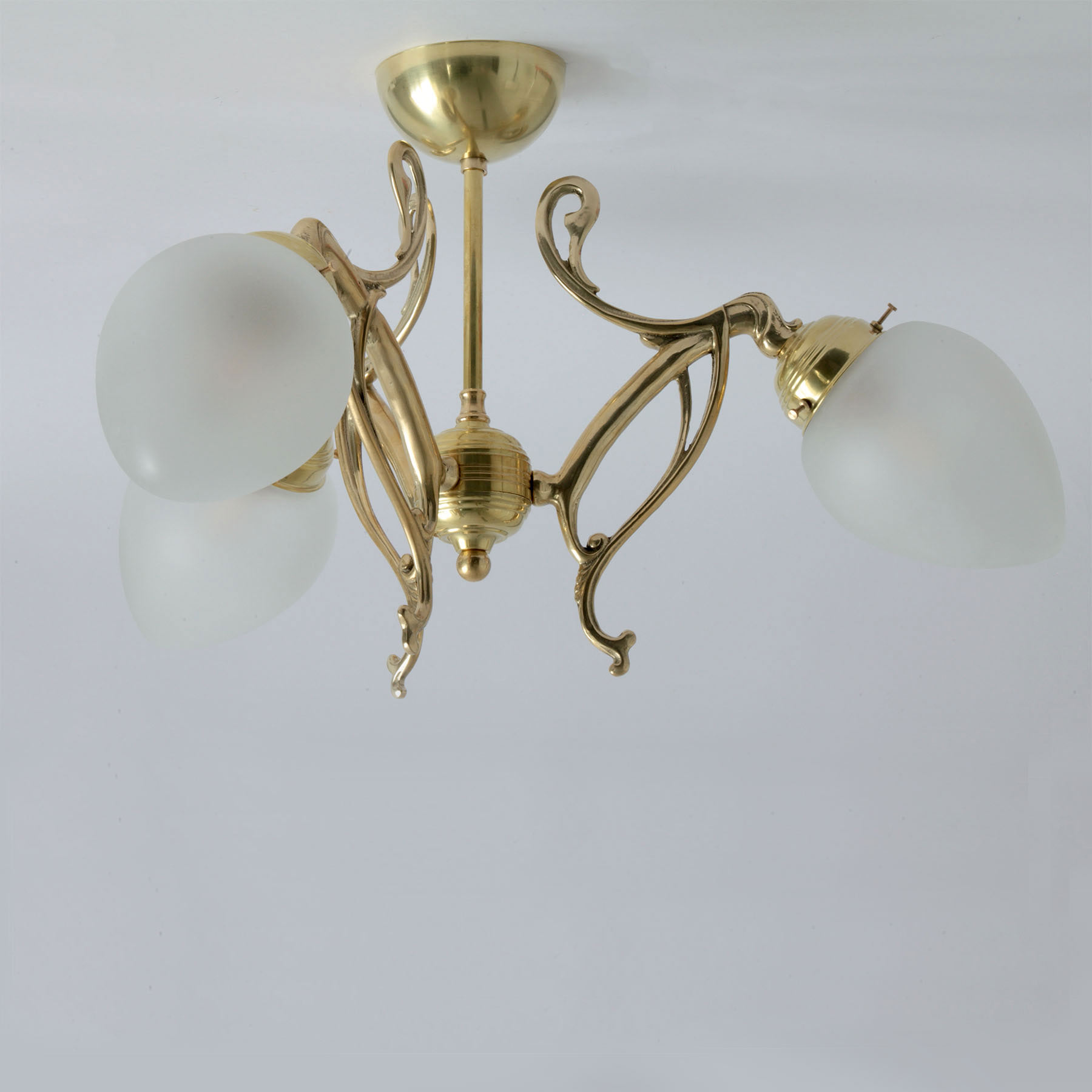 3-Arm Art Nouveau Ceiling Chandelier: Messing poliert/unlackiert, mit satinierten Gläsern