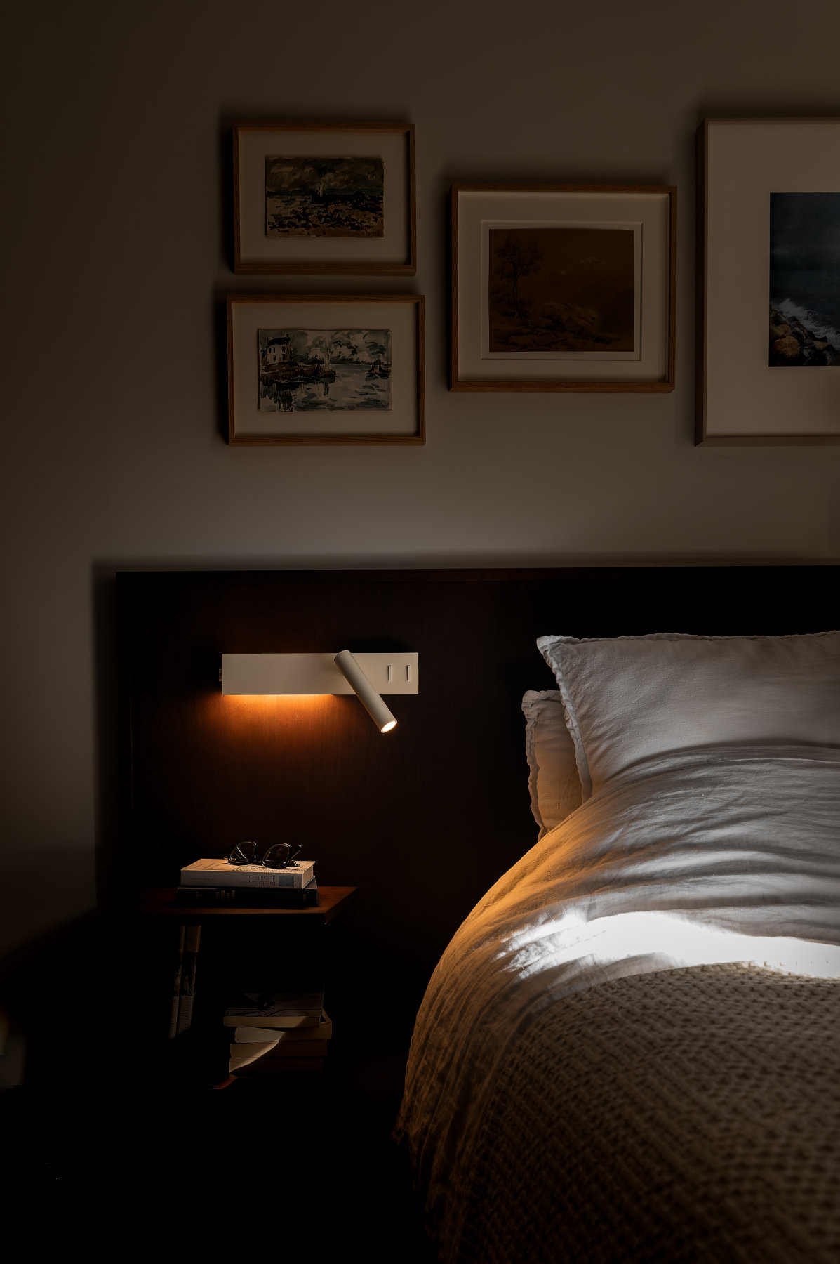 Adjustable Bedroom Light FIT with Backlighting: ©David Pillet