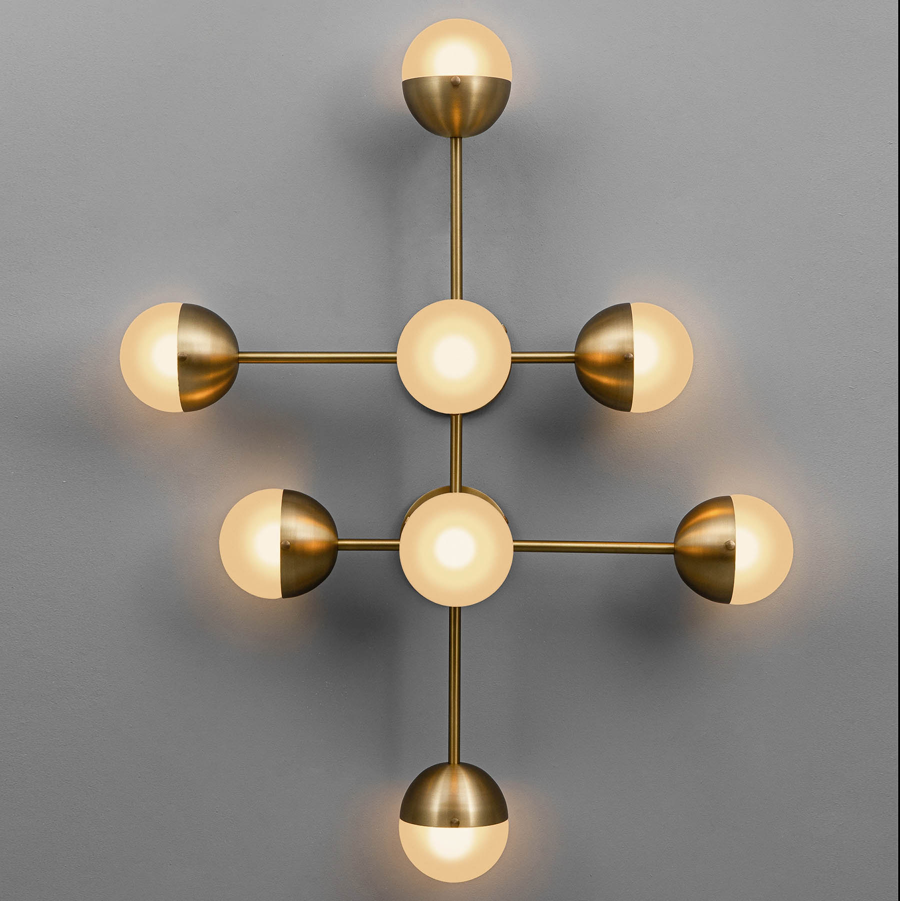 8-flammiger Wandleuchter MOLECULE 8 mit Halbkugel-Gläsern