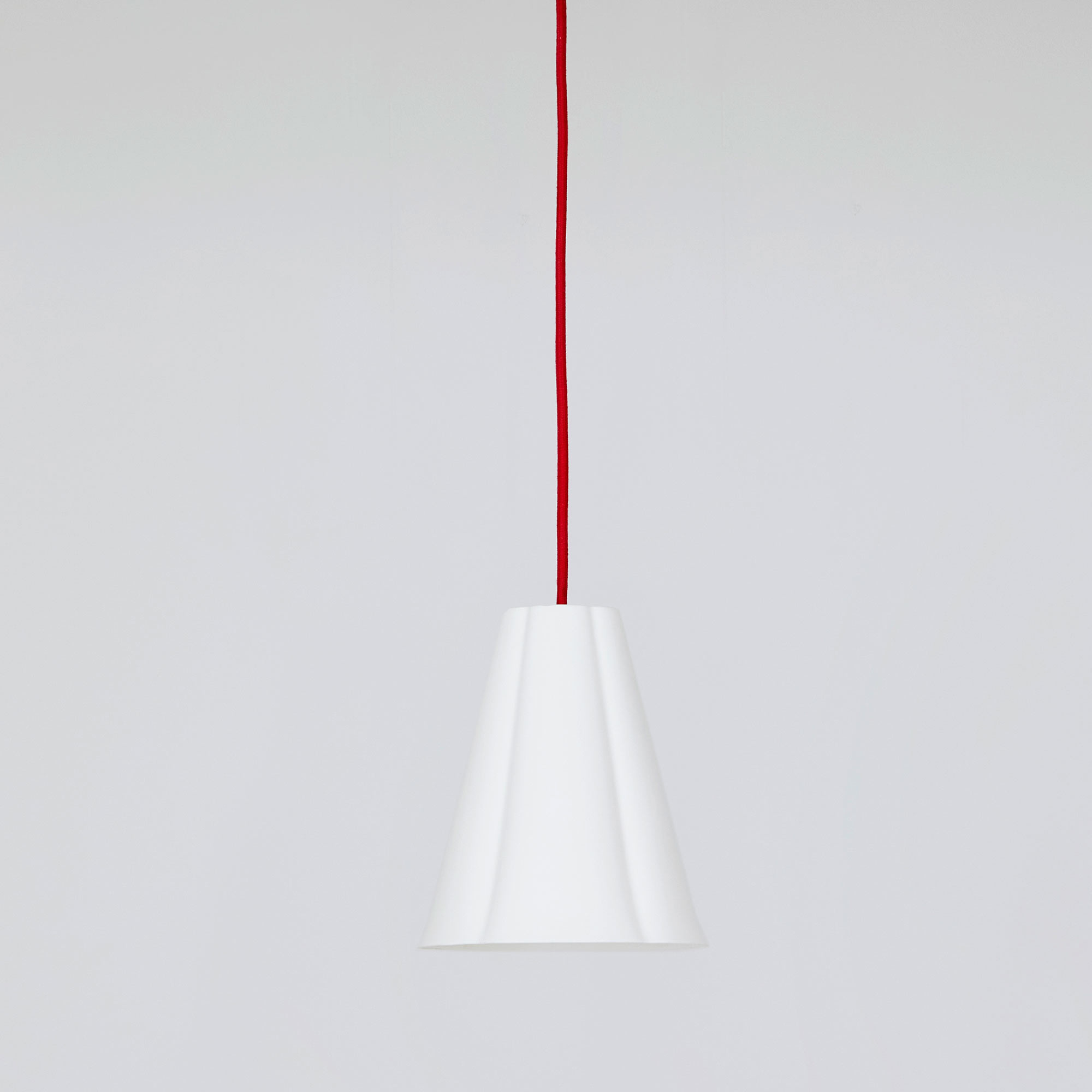 Elegant China Pendant Light BLOSSOM: kleineres Modell 1, rotes Textilkabel (ausgeschaltet)