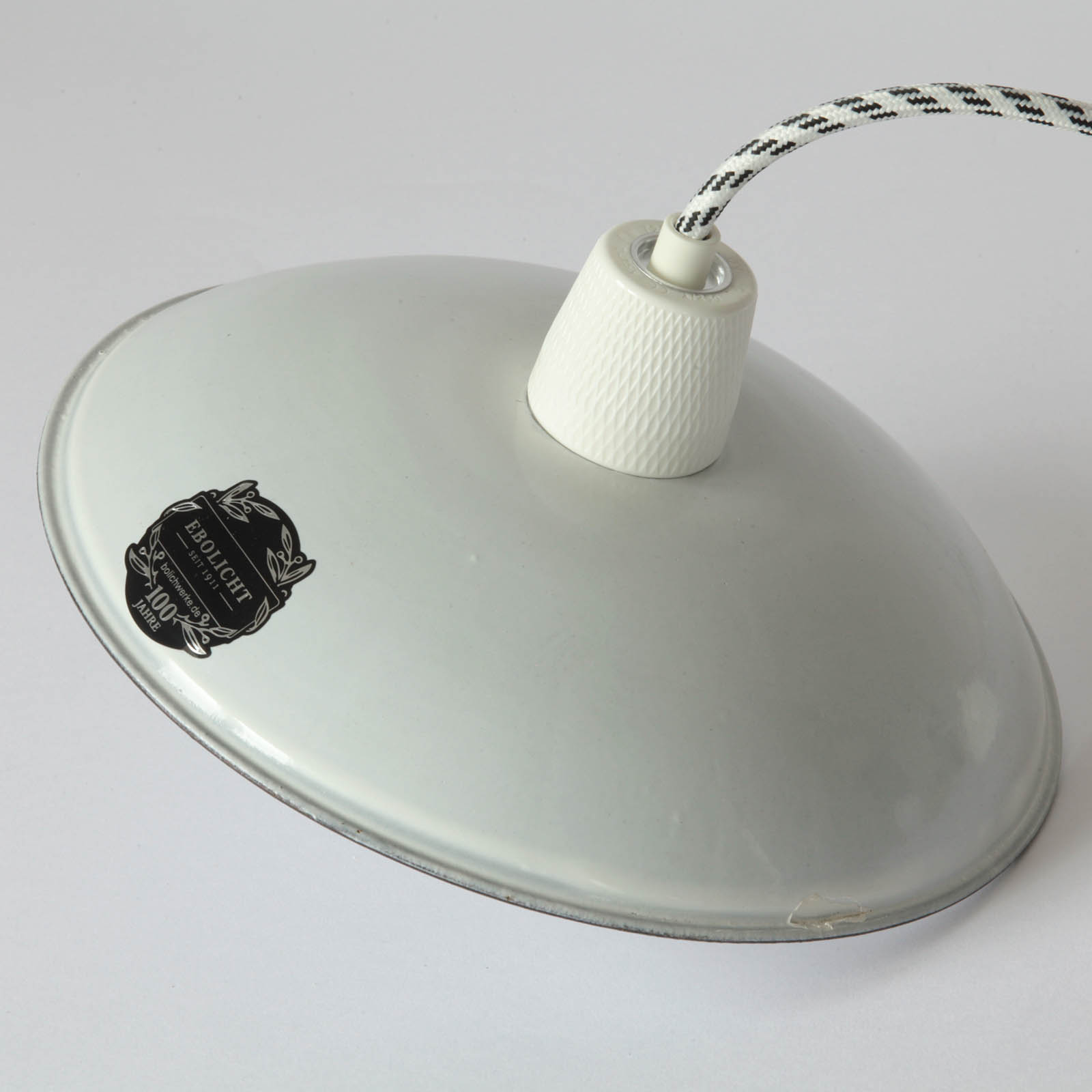 Unique Pieces with Antique Enamel Shades: Pendant Lamp 240 mm: Die emaillierten Schirme sind Einzelstücke mit Gebrauchs- und Lagerspuren