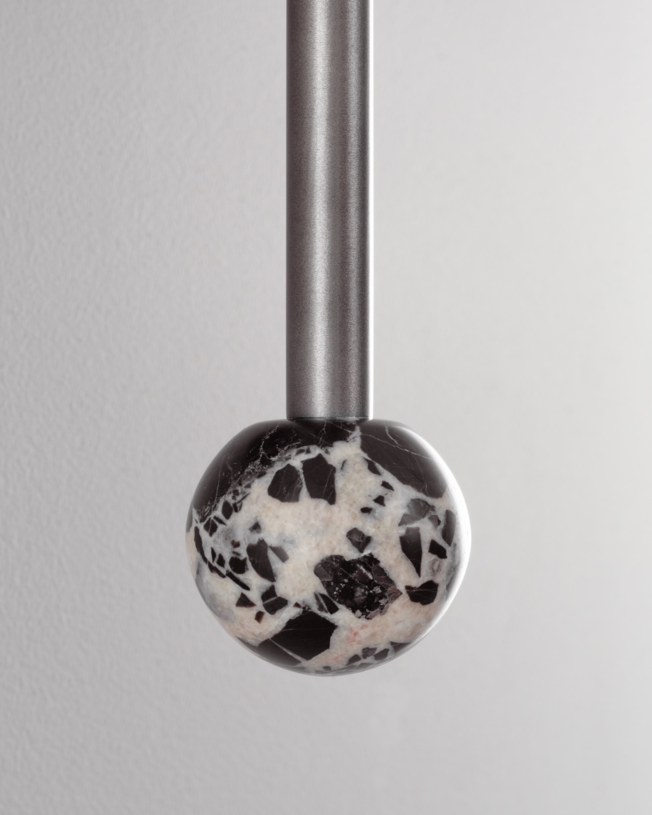 BABYLON SINGLE Sculptural Wall Light in Brass and Natural Marble: Mattsilber – Calacatta Black
