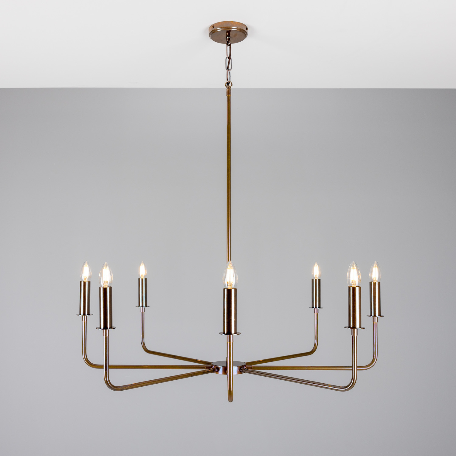 Modern Chandelier with Eight Brass Arms and Candle Bulbs: Alt-Messing patiniert