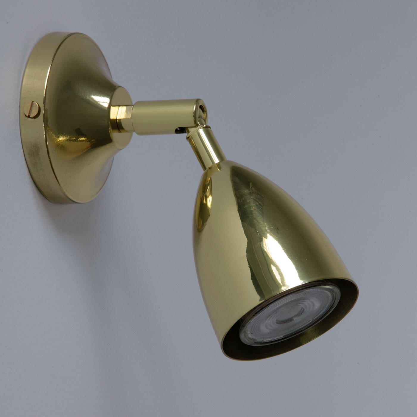 Kleine Strahler-Wandlampe aus Messing, z.B. am Bett