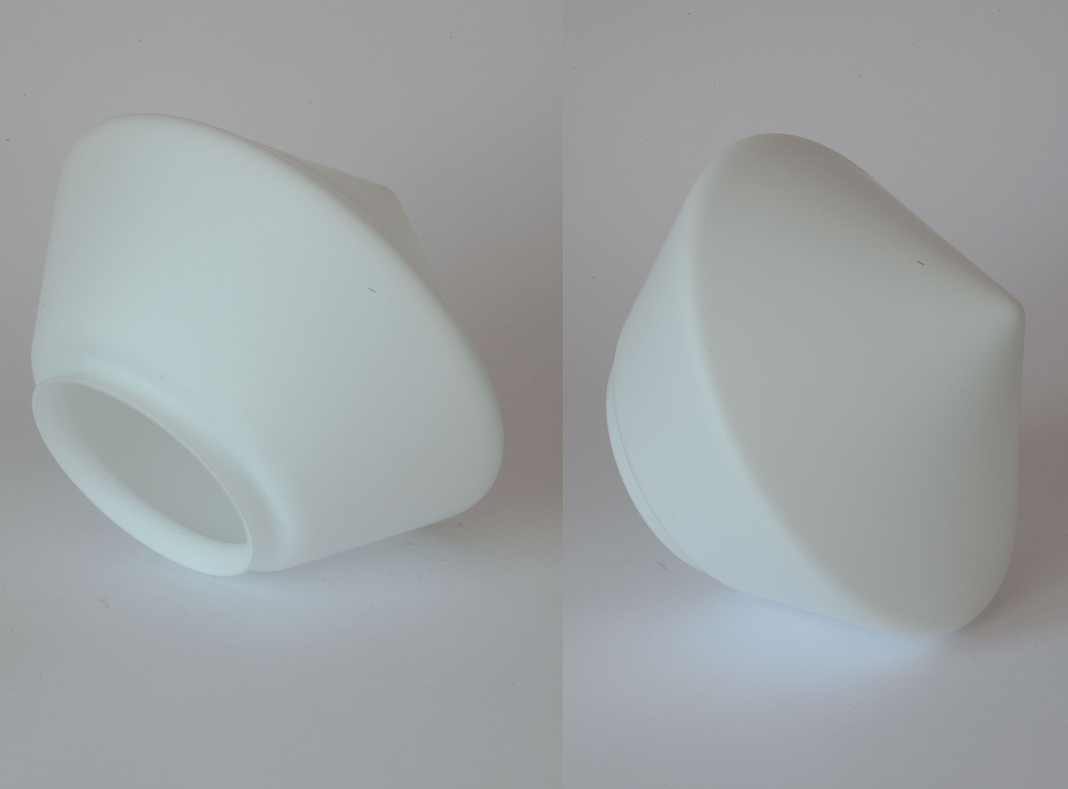 Art déco-Stableuchte mit mattem Opalglas: Der Rhombus-Glasschirm aus überfangenem, matten Opalglas (kleines Modell)