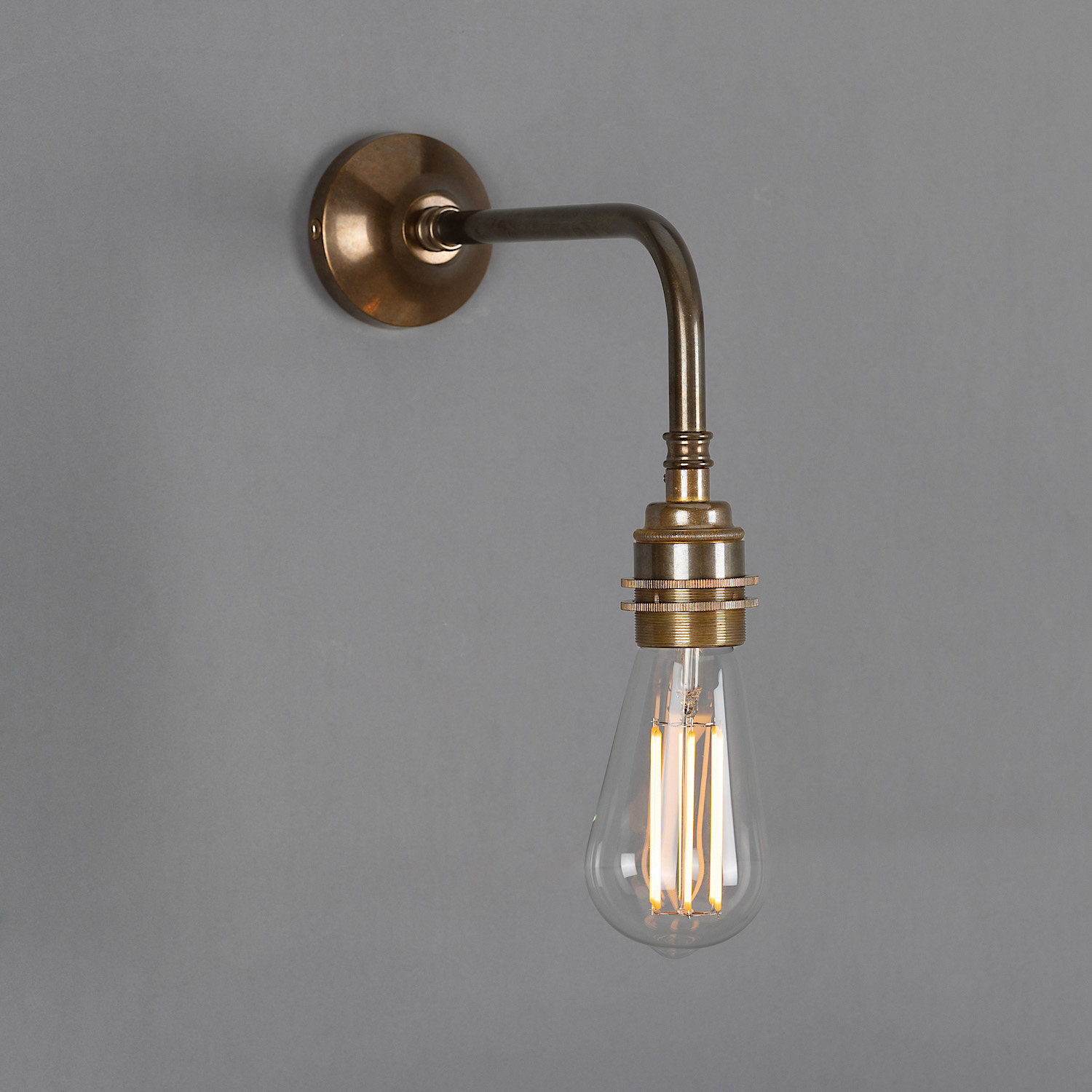 Minimalistische Retro-Wandleuchte mit Fassung für blanke Glühbirnen