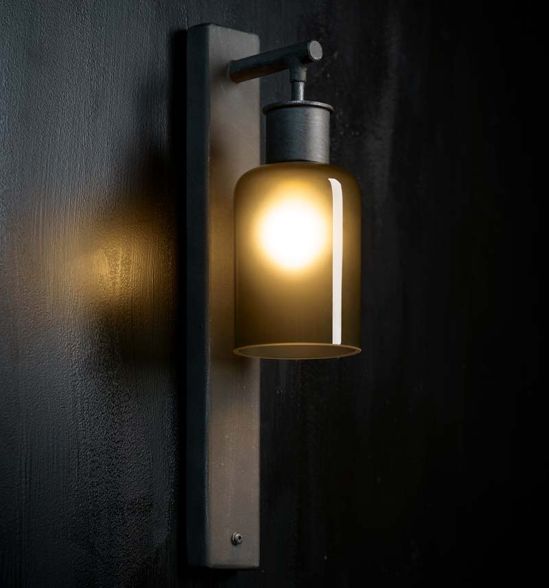 Schlichte Manufaktur-Wandleuchte mit edlem Rauchglas WL 3743