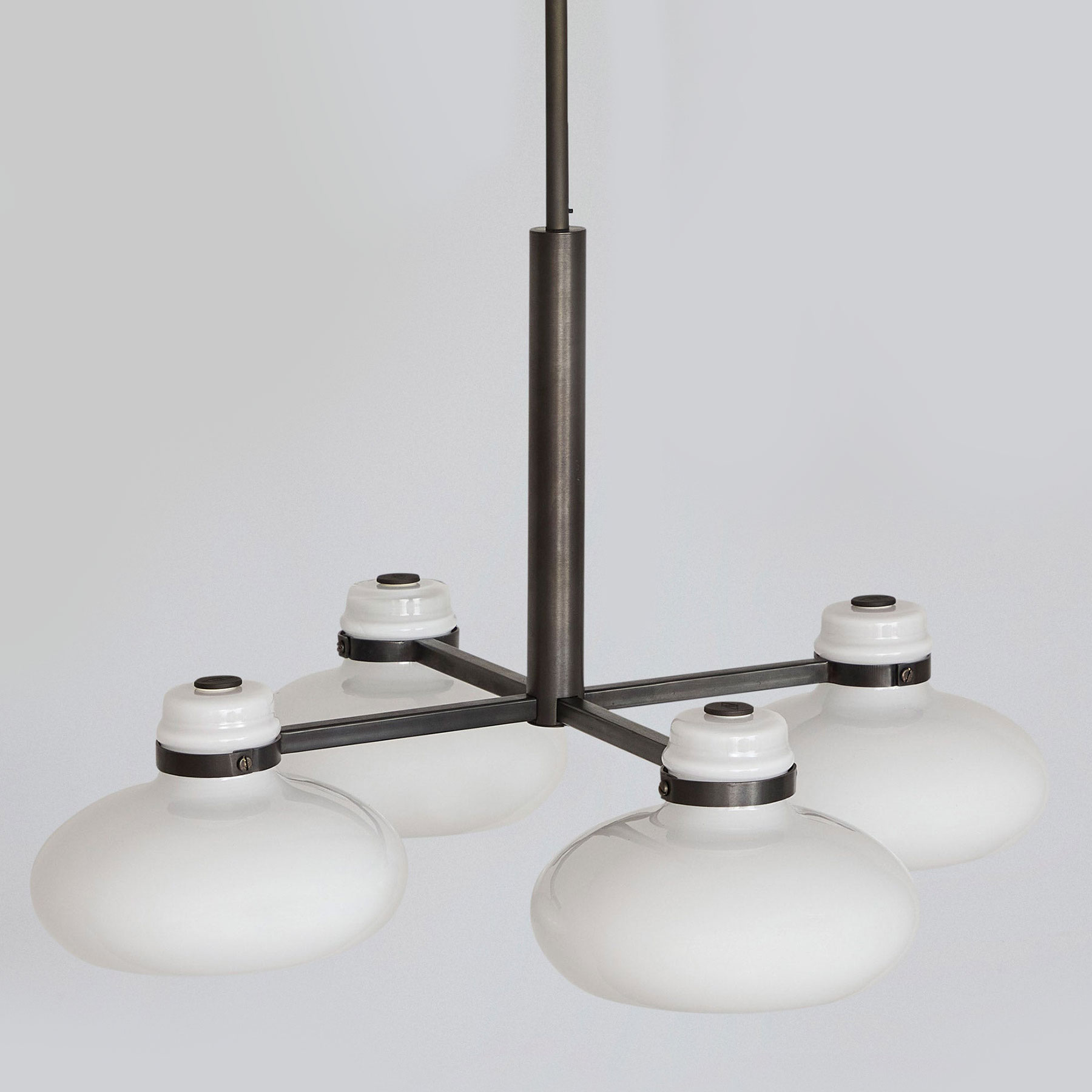 Vierflammige Opalglas-Pendelleuchte MAGNUS C4
