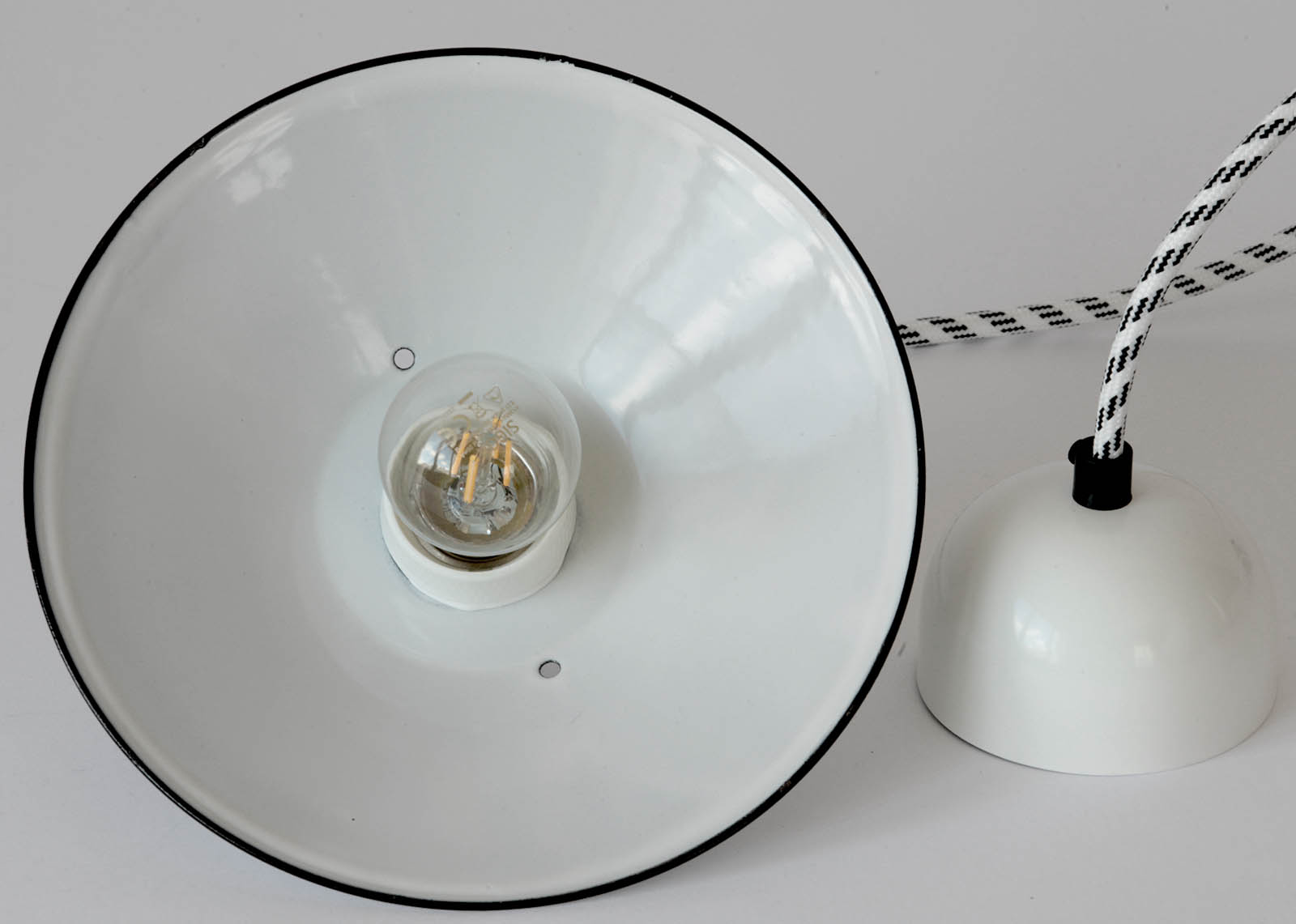 Unique Pieces with Antique Enamel Shades: Bonn Pendant Lamp 240 mm: Die emaillierten Schirme sind Einzelstücke mit Gebrauchs- und Lagerspuren