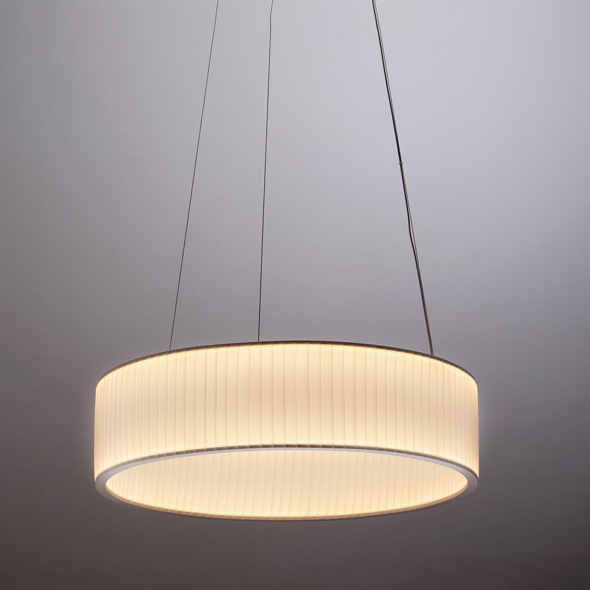 Großer Ring-Hängeleuchter RONDE aus Polyester-Taft, 60/80 cm