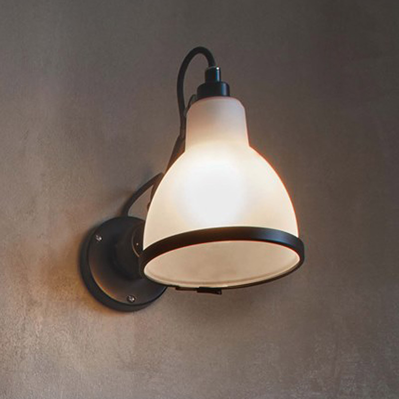 Bad-Gelenkwandlampe N° 304 BATHROOM mit opalem Schirm