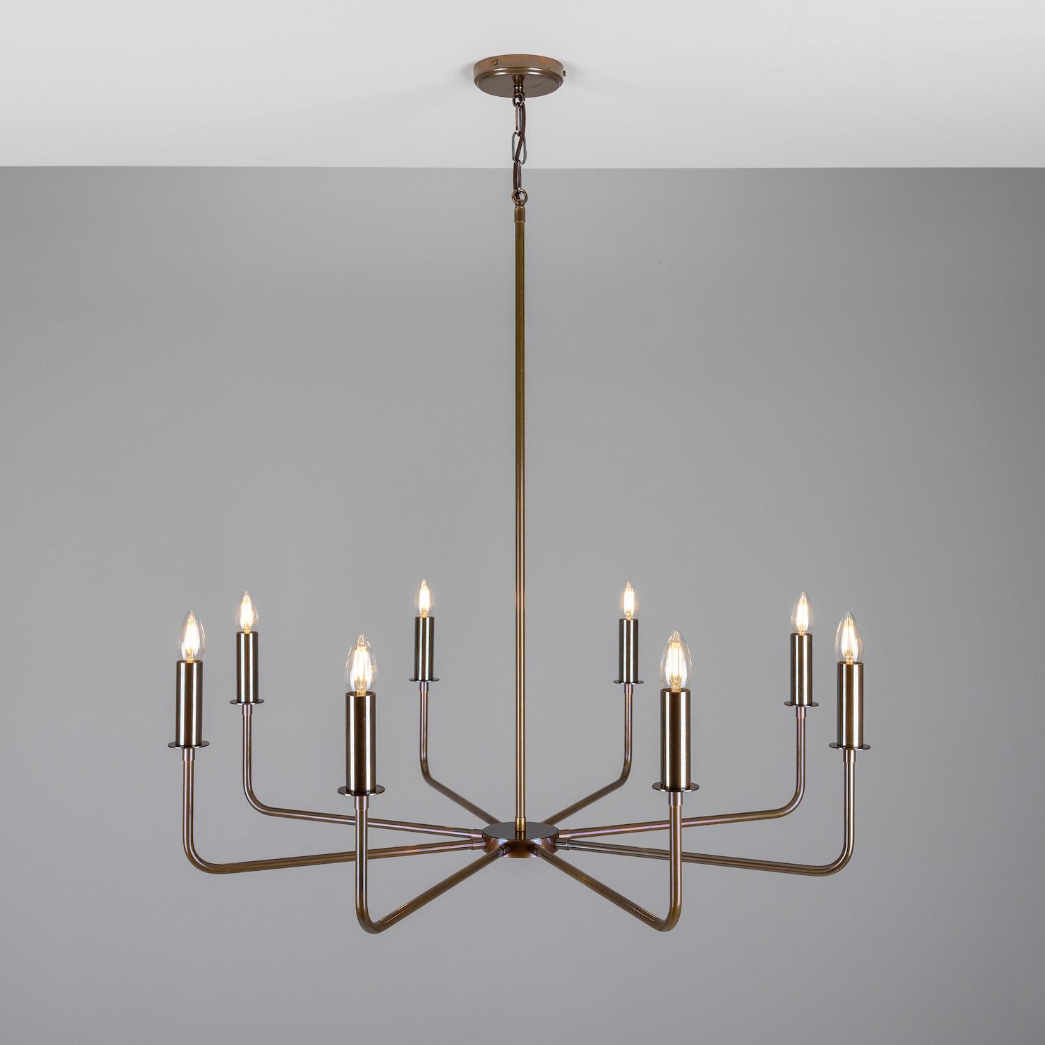 Modern Chandelier with Eight Brass Arms and Candle Bulbs: Alt-Messing patiniert