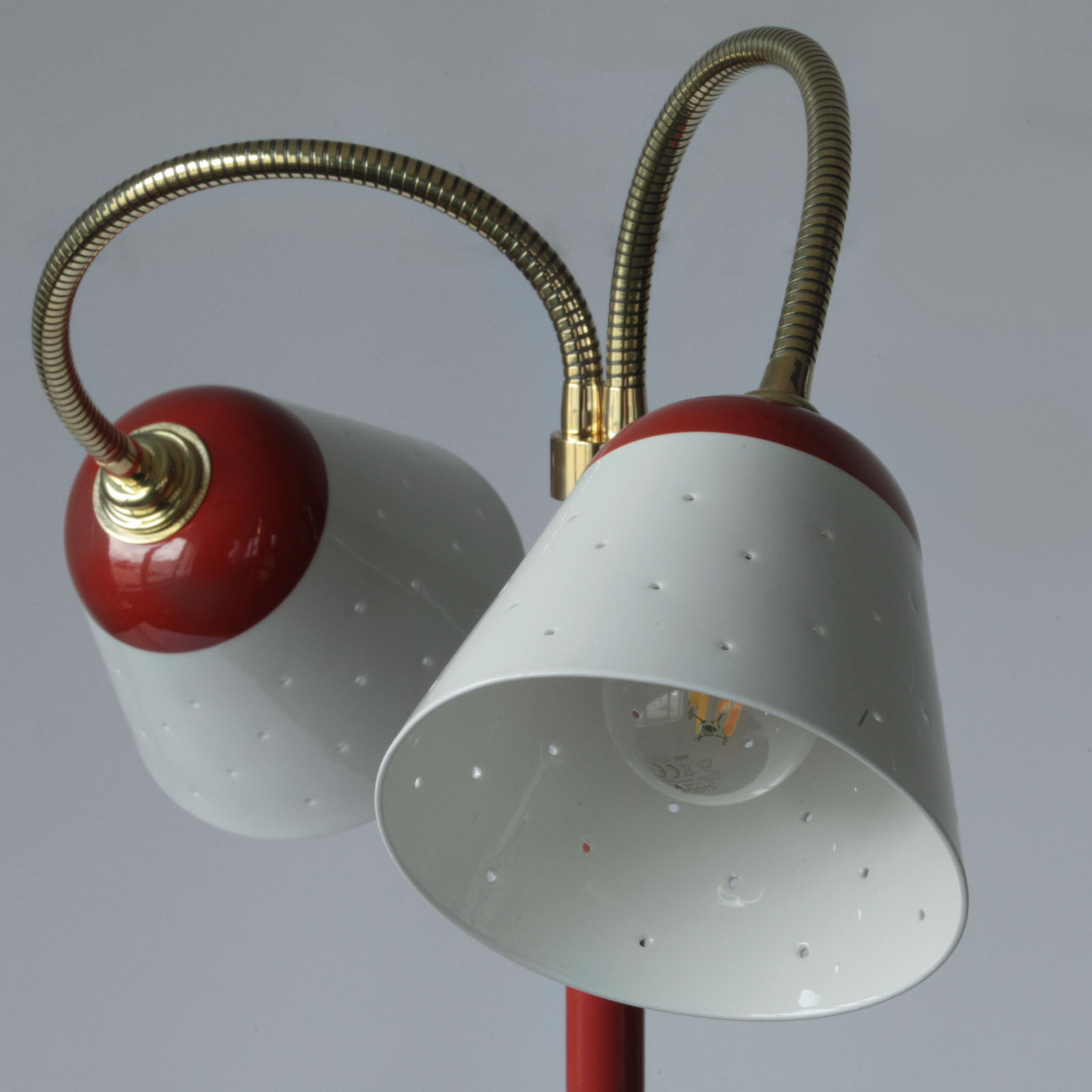 Doppel-Stehleuchte ALMA im Mid Century-Chic mit perforierten Keramik-Schirmen: Hier in  Korallen-Rot