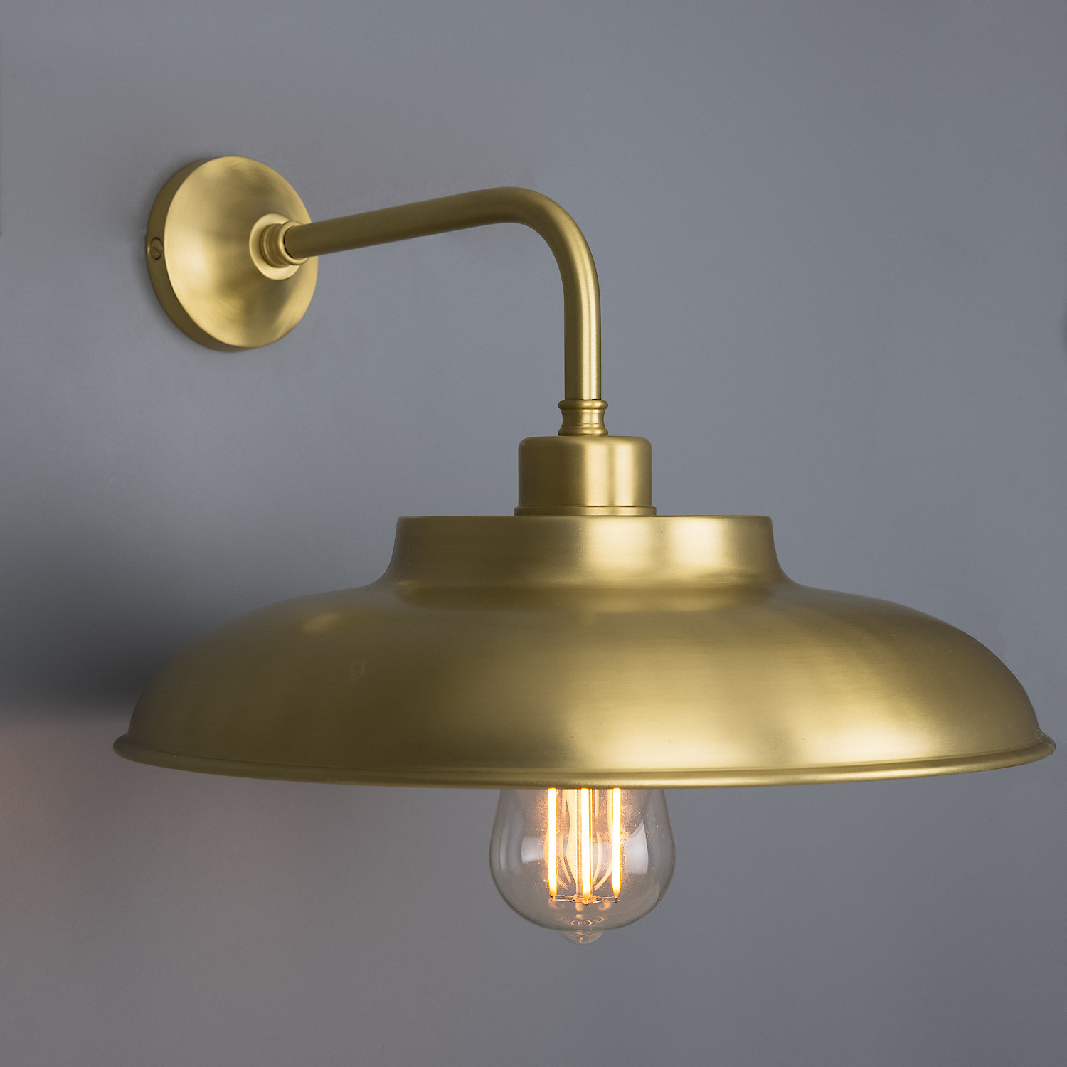 Nostalgic Dish Shade Wall Light Made of Brass: Messing satiniert