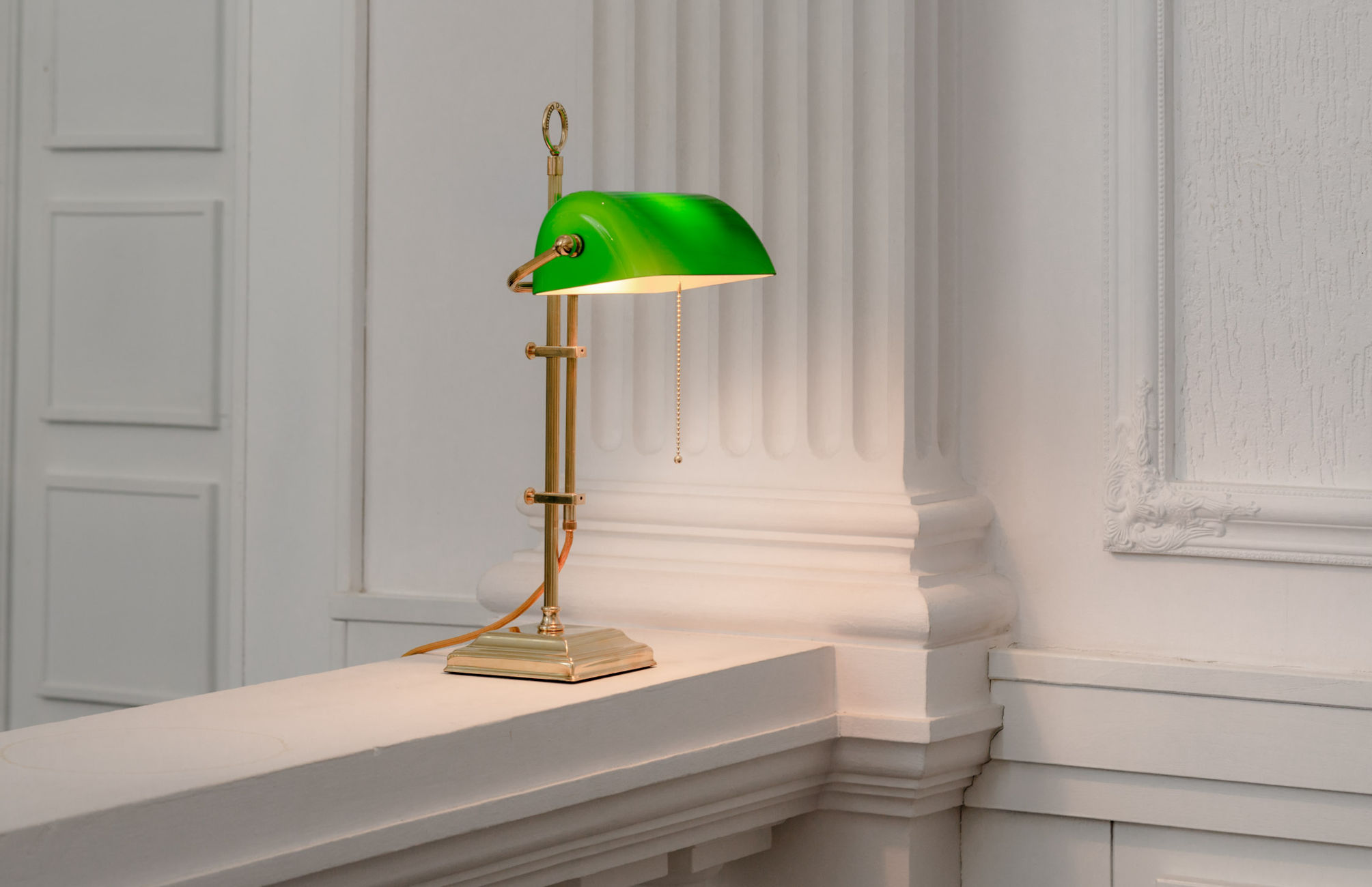 Banker's Lamp – Classic Desk Lamp With Glass Shade: Messing poliert, unlackiert, grüner Schirm