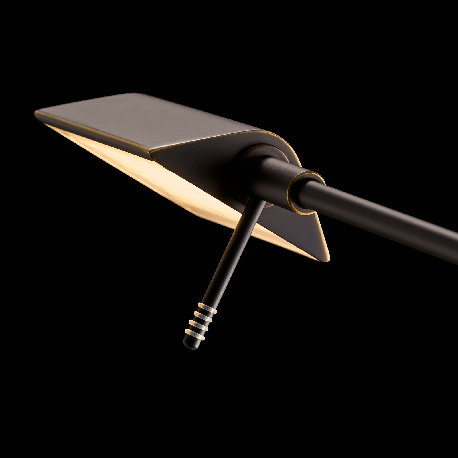 Lese-Stehleuchte 9614 aus Messing mit High End-LED und Dimmer: Abgebildet in der Oberfläche Fumé matt