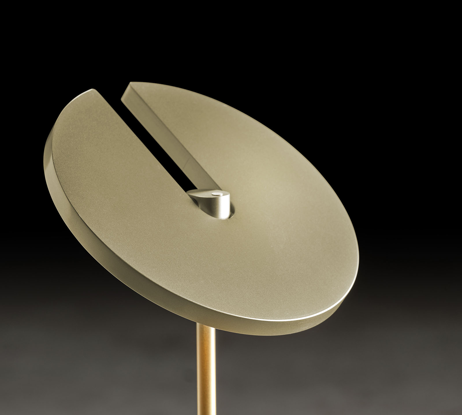 Floor Uplighter SUPERNOVA S/DTW with High-End LED: Detail des Leuchtenkopfs in Eloxal Messing