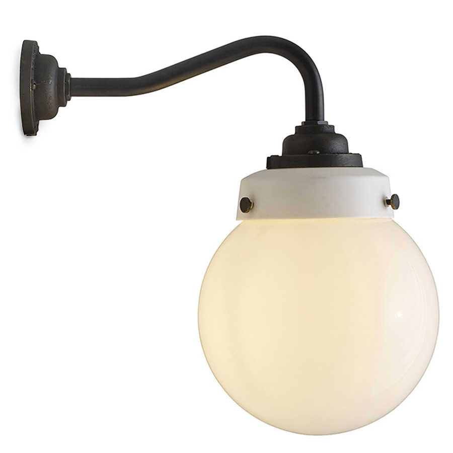Wandleuchte HAMPTON mit IP44: Opalglas-Kugel, Keramik, Messingguss