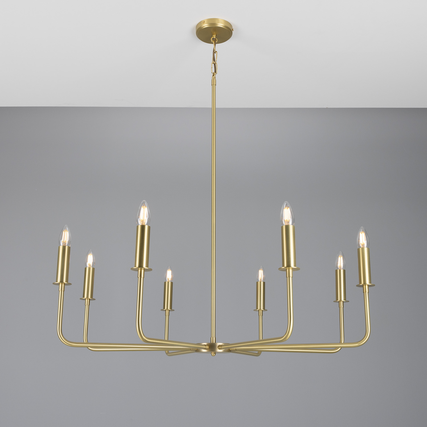 Modern Chandelier with Eight Brass Arms and Candle Bulbs: Messing satiniert