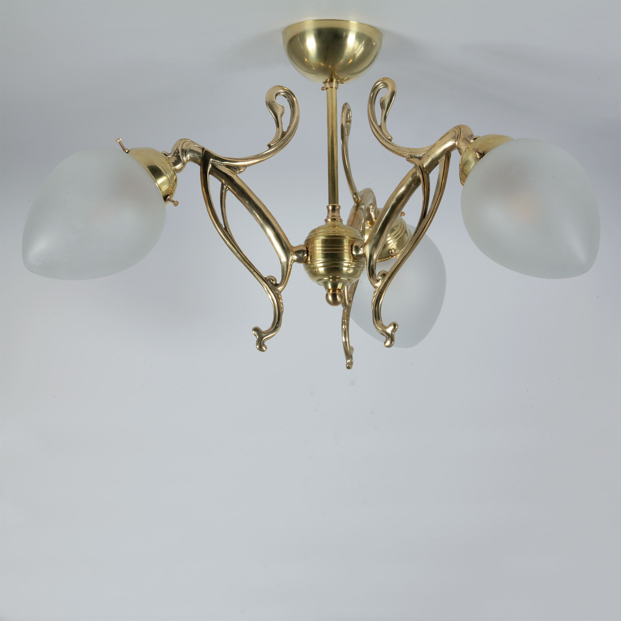 3-Arm Art Nouveau Ceiling Chandelier: Messing poliert/unlackiert, mit satinierten Gläsern