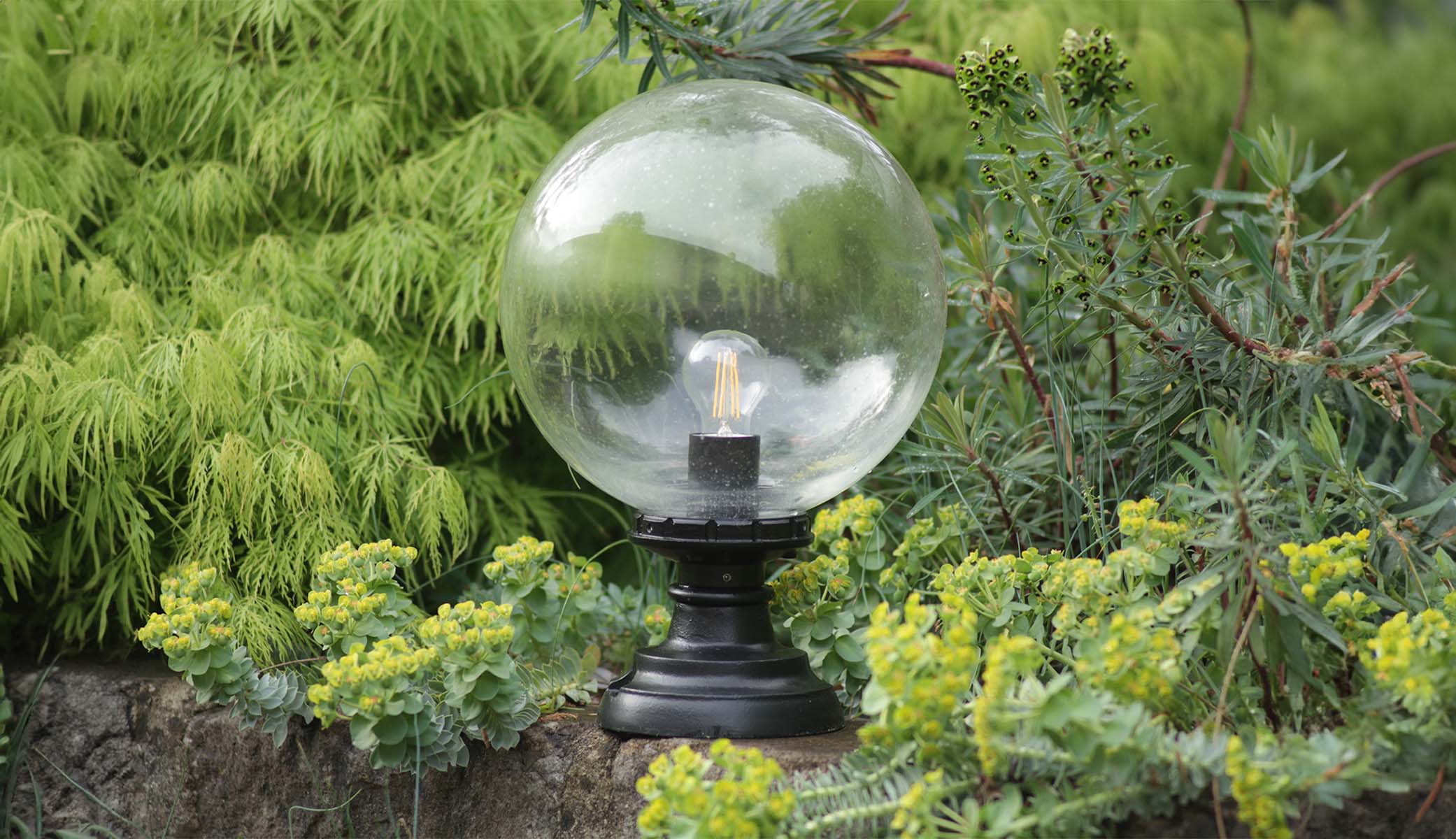 Gartenleuchte mit Kugelglas für den Außenbereich