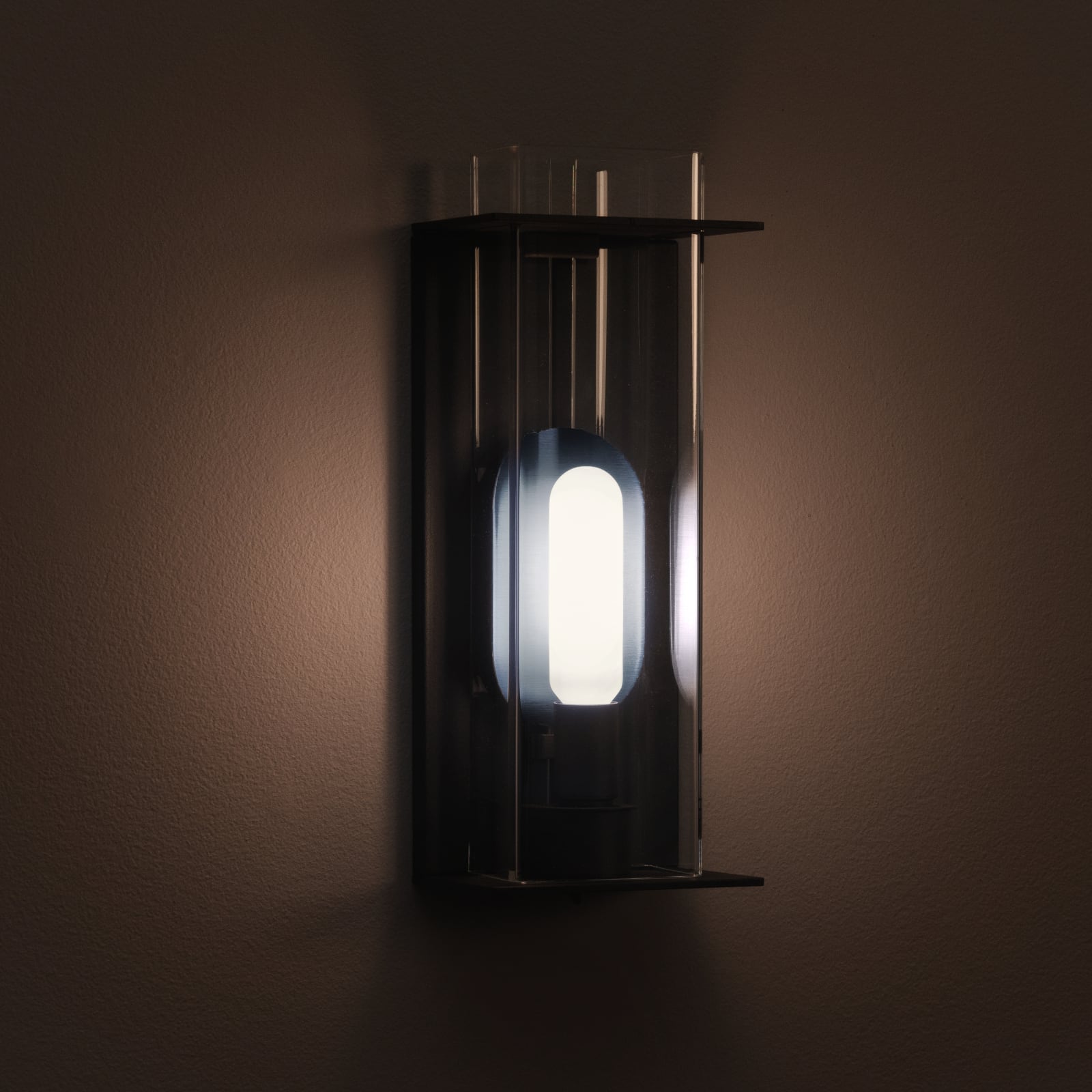Kompakte Wandleuchte QUADRATUBE W2 mit farbigem Reflektor: Mit blauem Reflektor