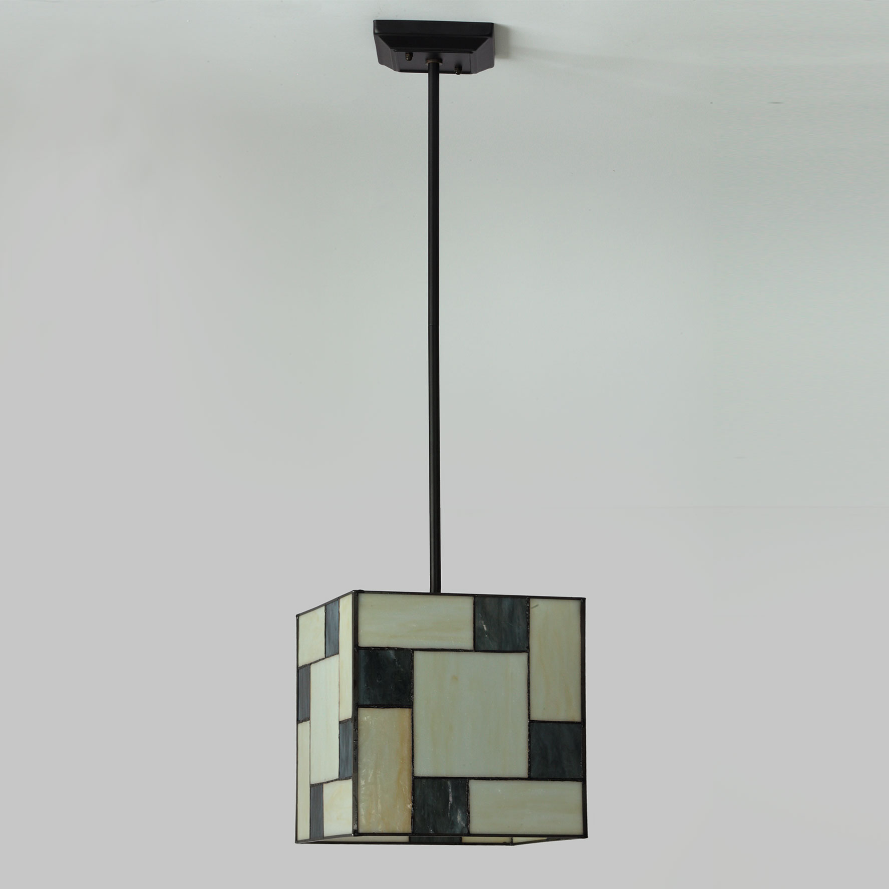 Würfel-Pendelleuche aus Tiffany-Glasscheiben: Würfelförmige Pendelleucchte aus Glasscheiben im geometrischen „Mondrian“-Design