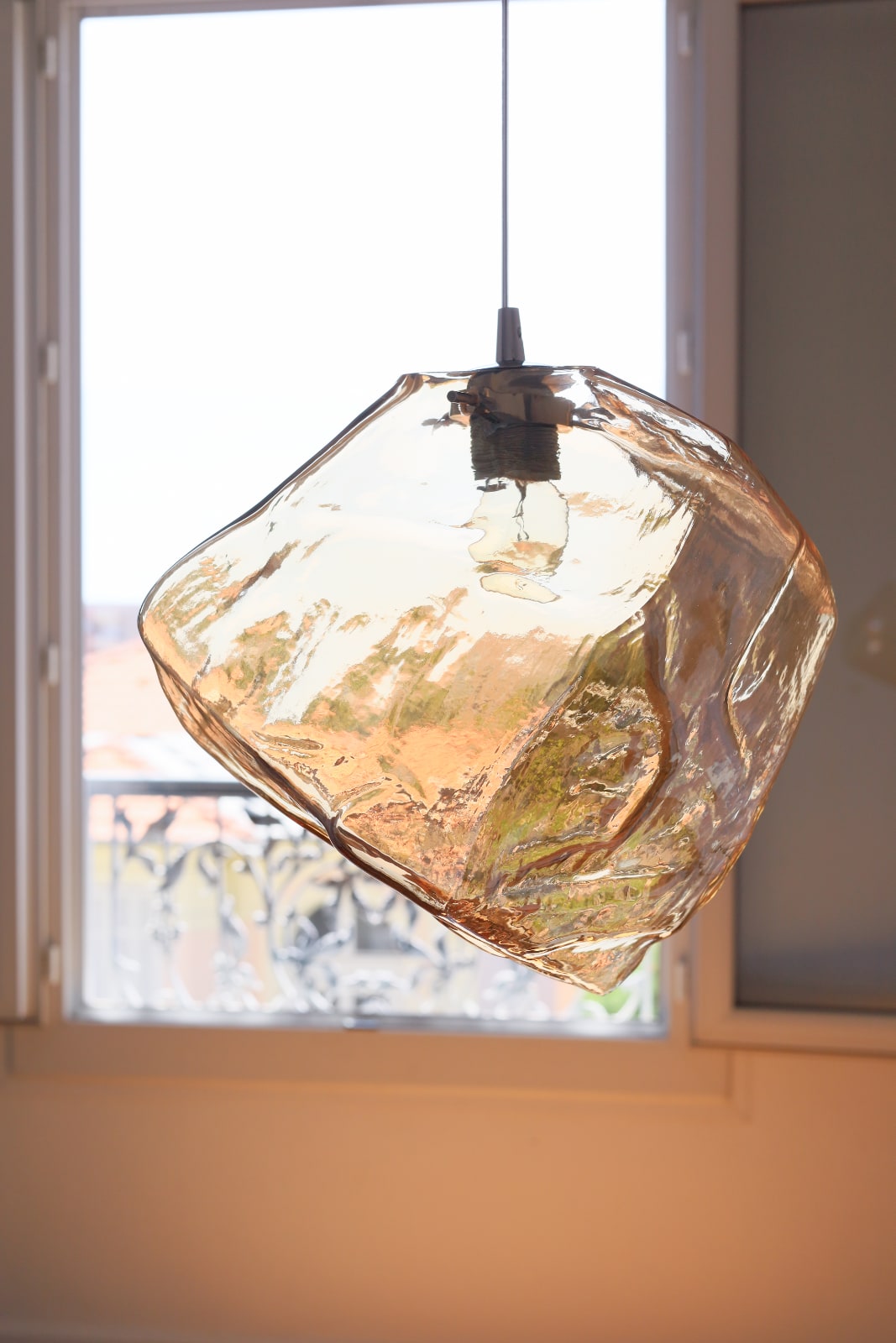 Französische Hängeleuchte mit Bernstein-Glas, Bild 5
