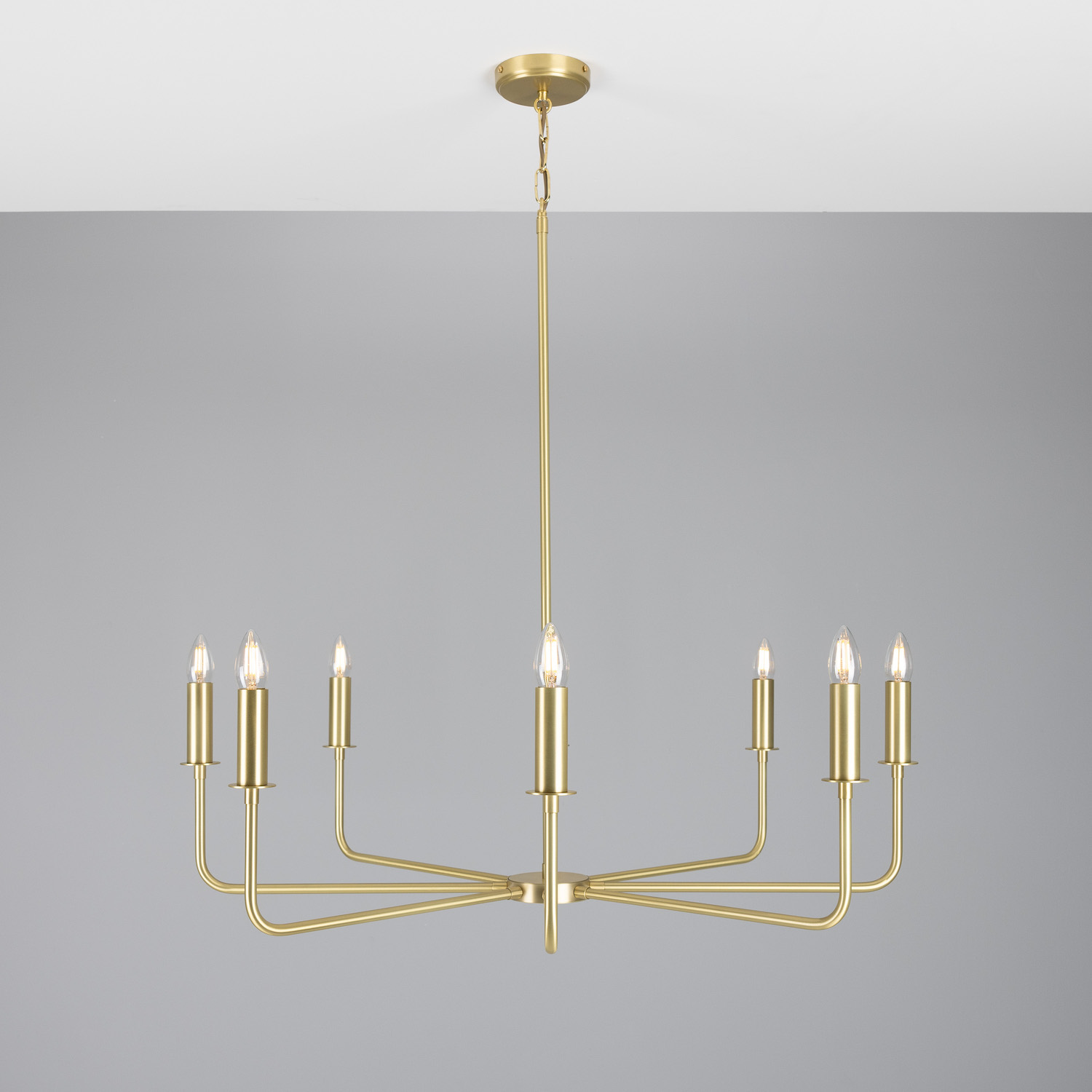 Modern Chandelier with Eight Brass Arms and Candle Bulbs: Messing satiniert