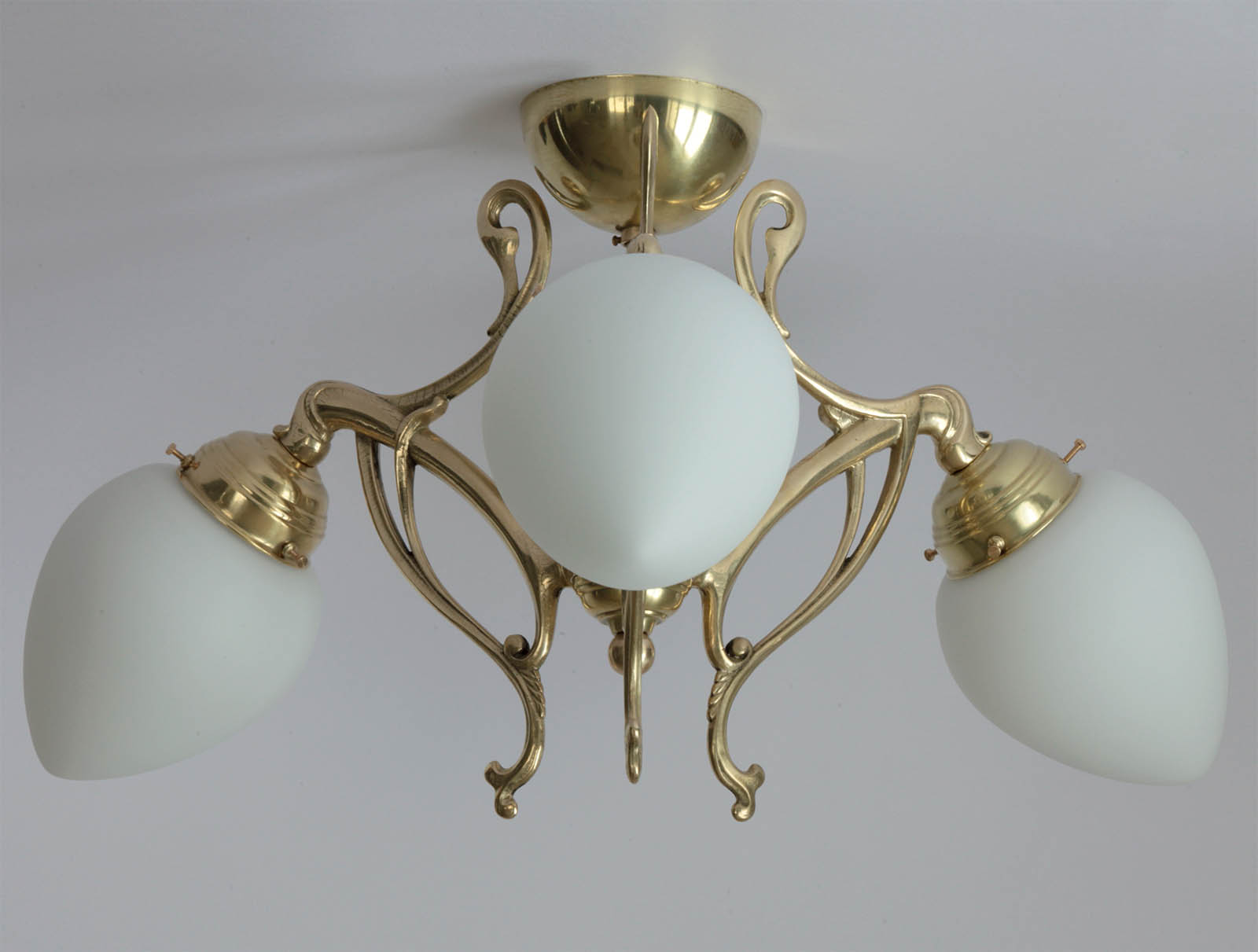 3-Arm Art Nouveau Ceiling Chandelier: Messing poliert/unlackiert (matt opale Gläser)