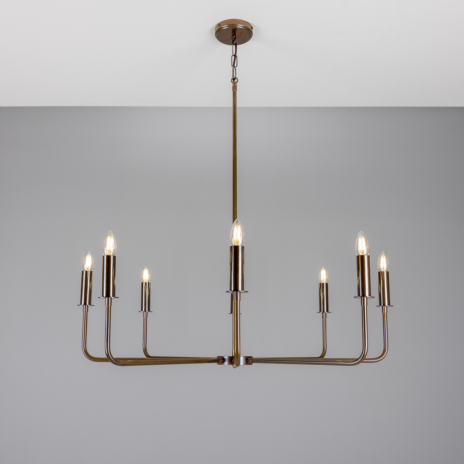 Modern Chandelier with Eight Brass Arms and Candle Bulbs: Alt-Messing patiniert