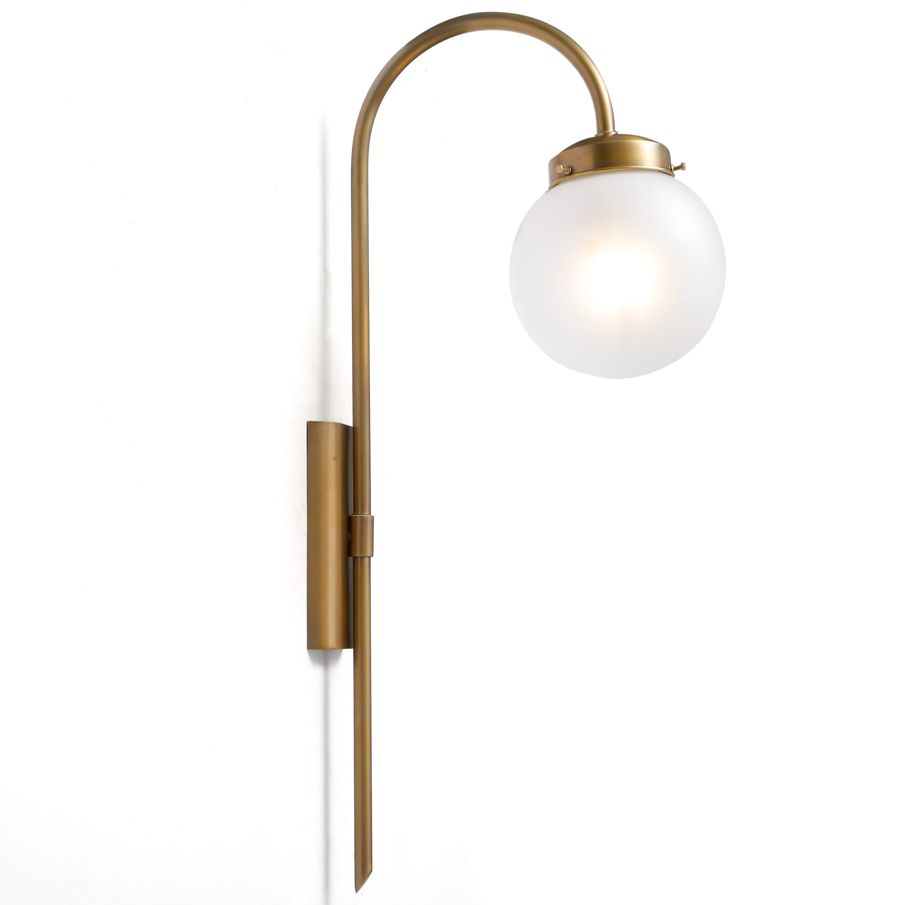 Elegante Messing-Wandleuchte mit Glaskugel am Bogenarm