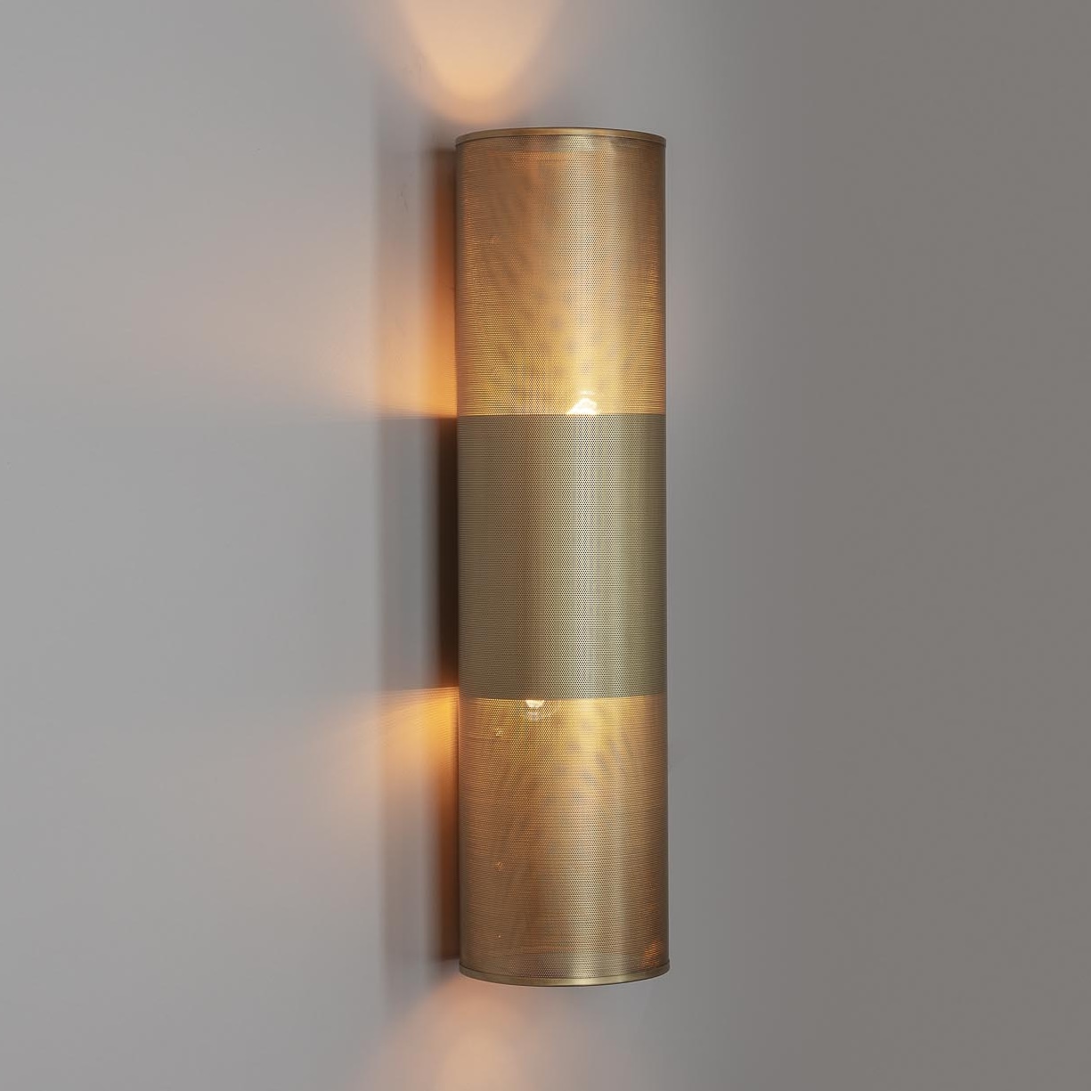 Säulen-Wandleuchte mit perforierter Blende aus Messing-Blech