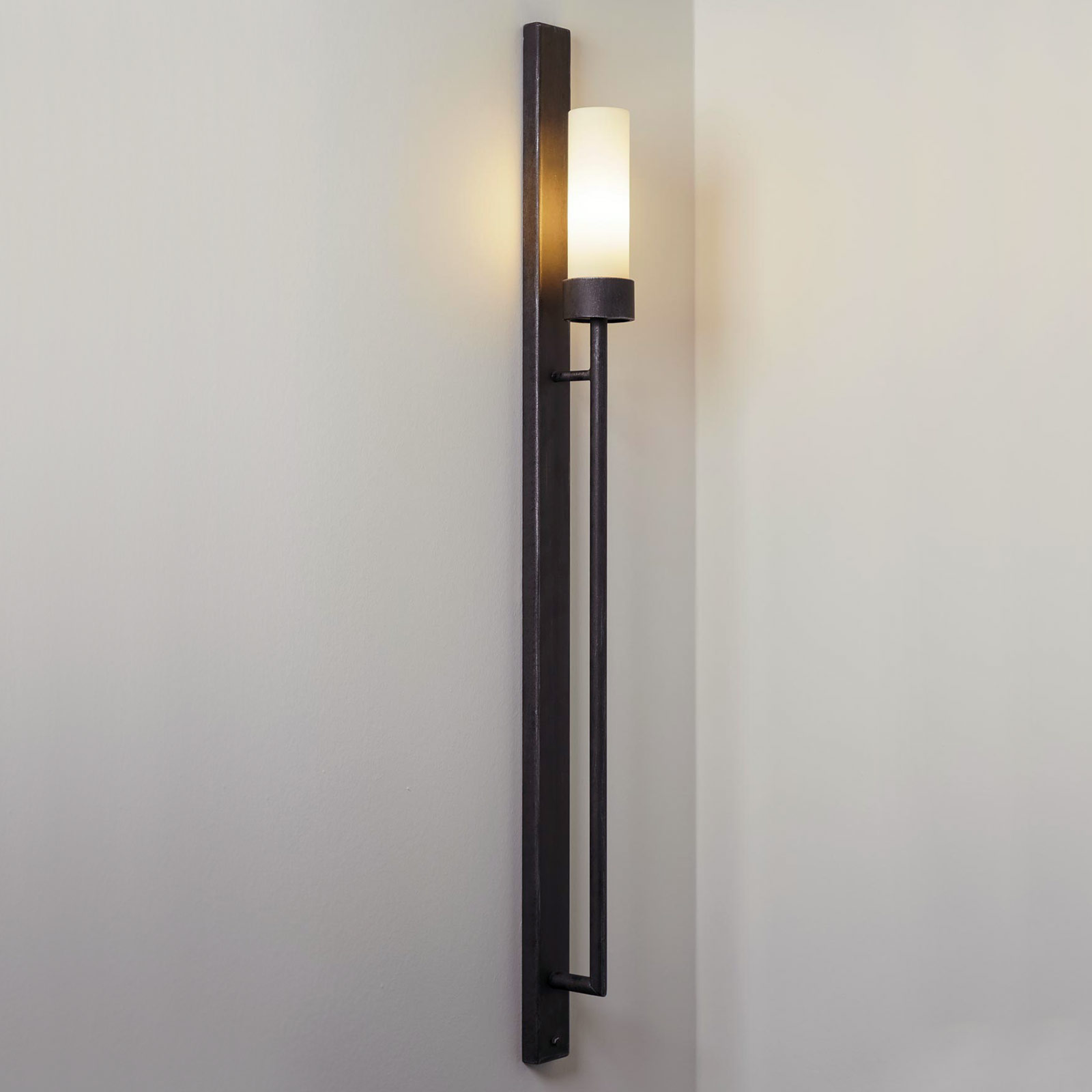 Hohe Wandleuchte mit Opalglas-Zylinder, Schmiedeeisen WL3715