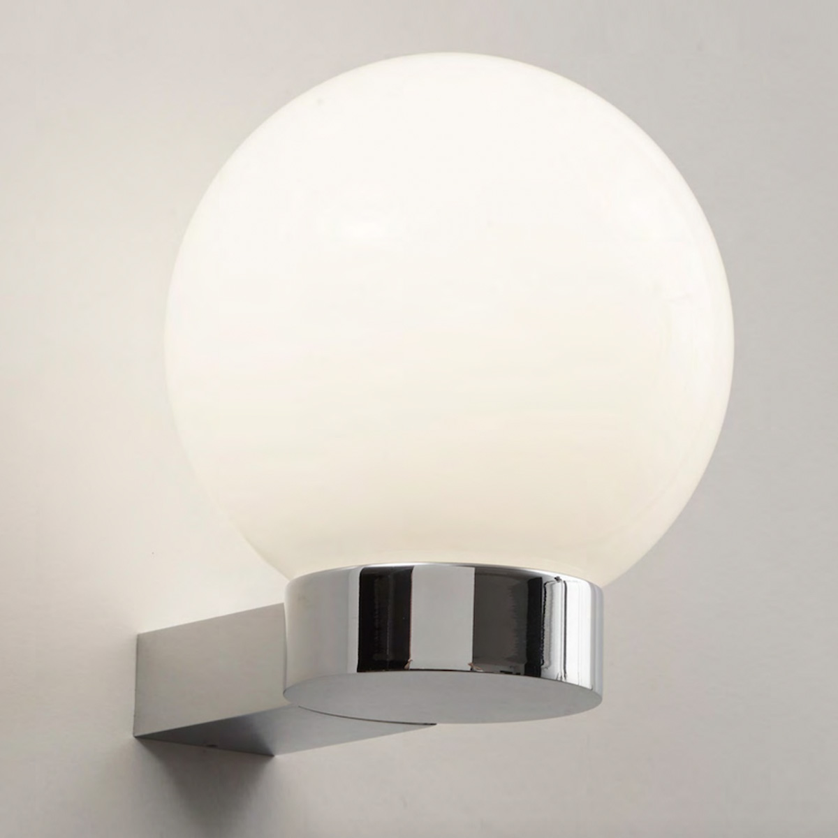 Schlichte Kugel-Wandleuchte mit matt-opalem Glas Ø 16 cm