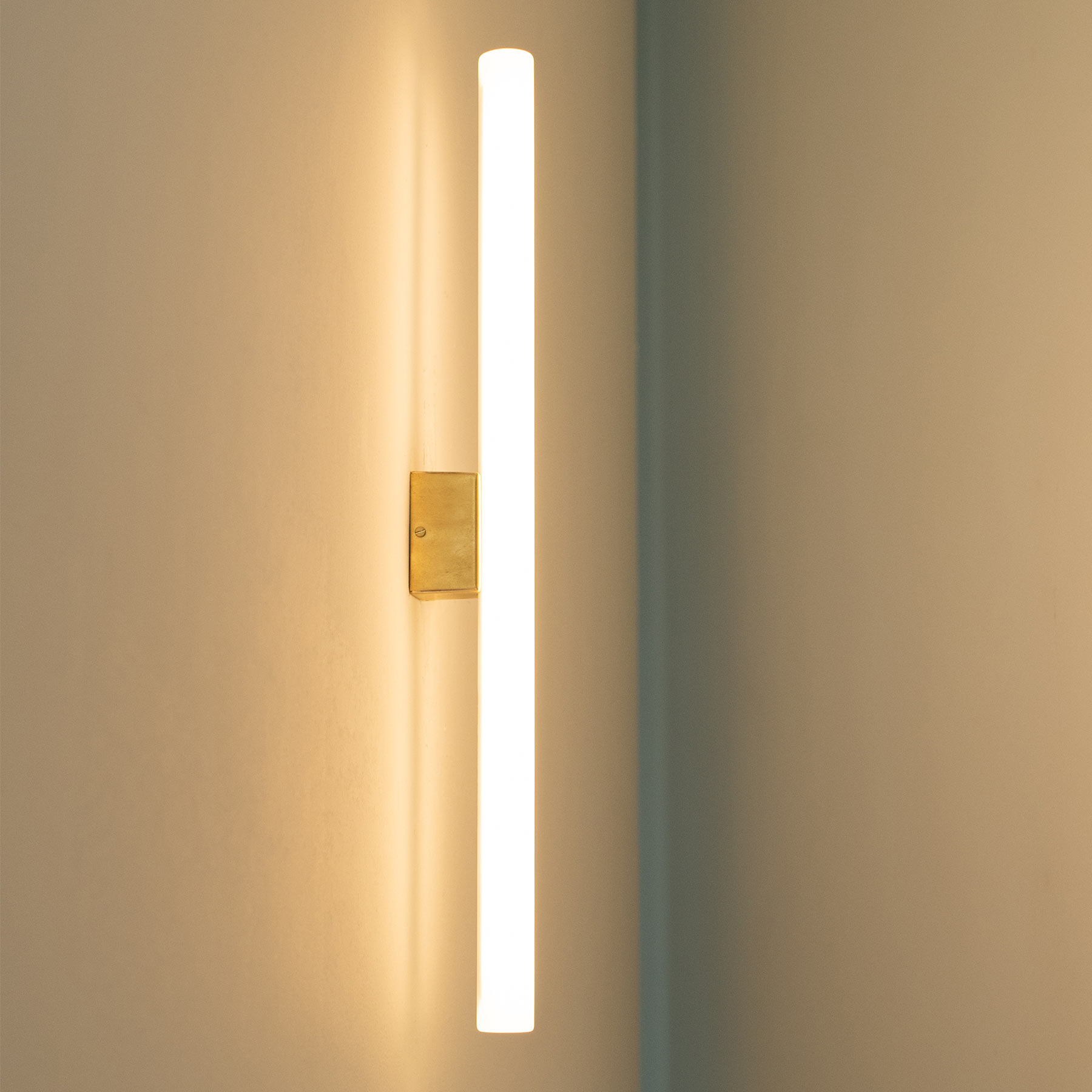 Vertikale Linienlampen-Wandleuchte WANDY aus Messing