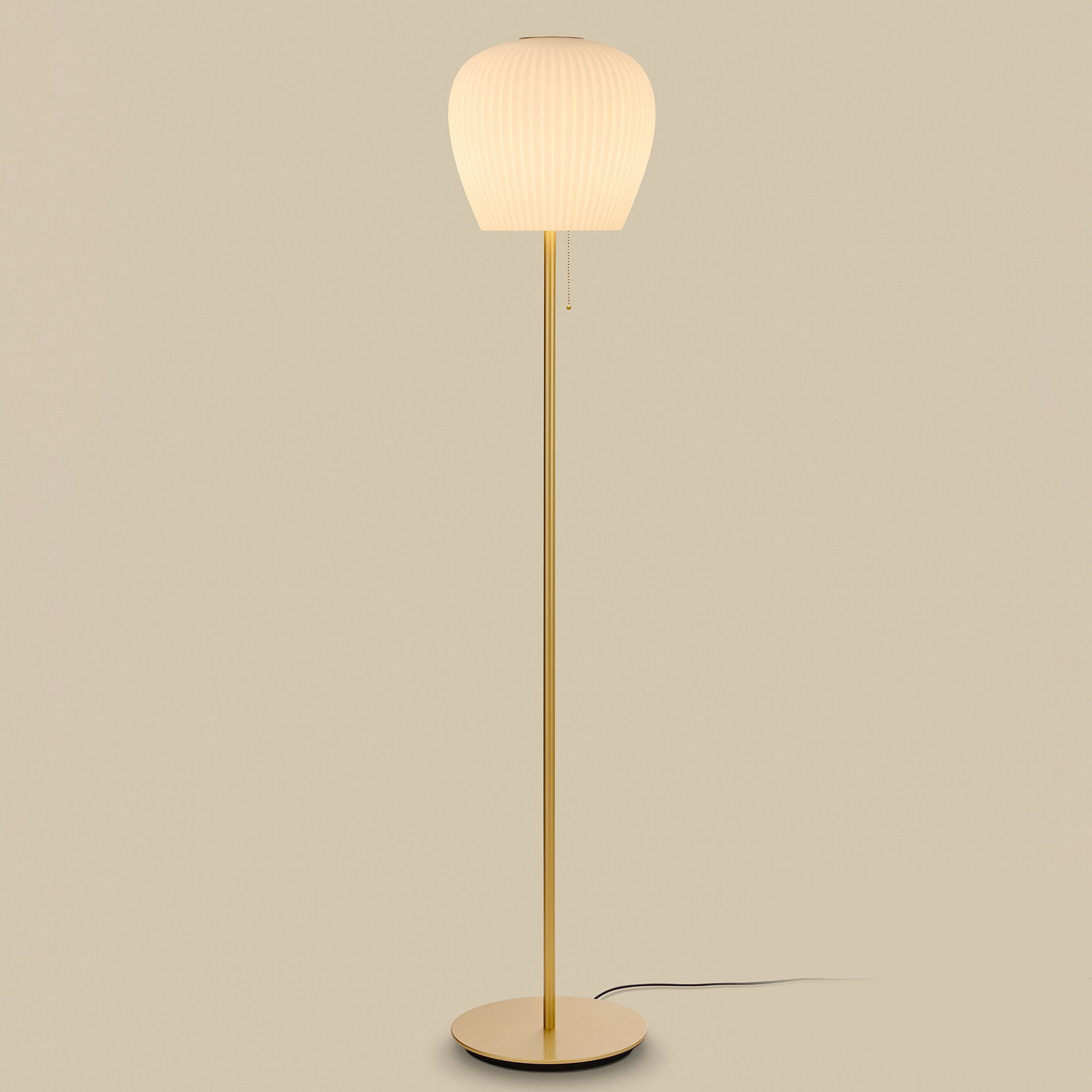 Moderne Stehleuchte LIV S mit plissiertem Glasschirm