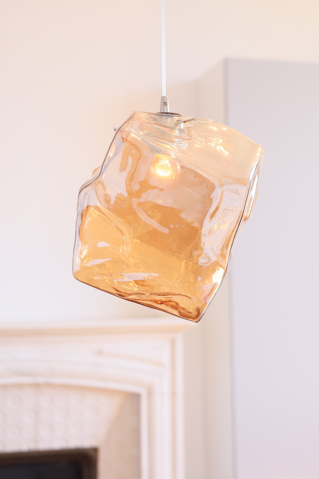 Französische Hängeleuchte mit Bernstein-Glas, Bild 6